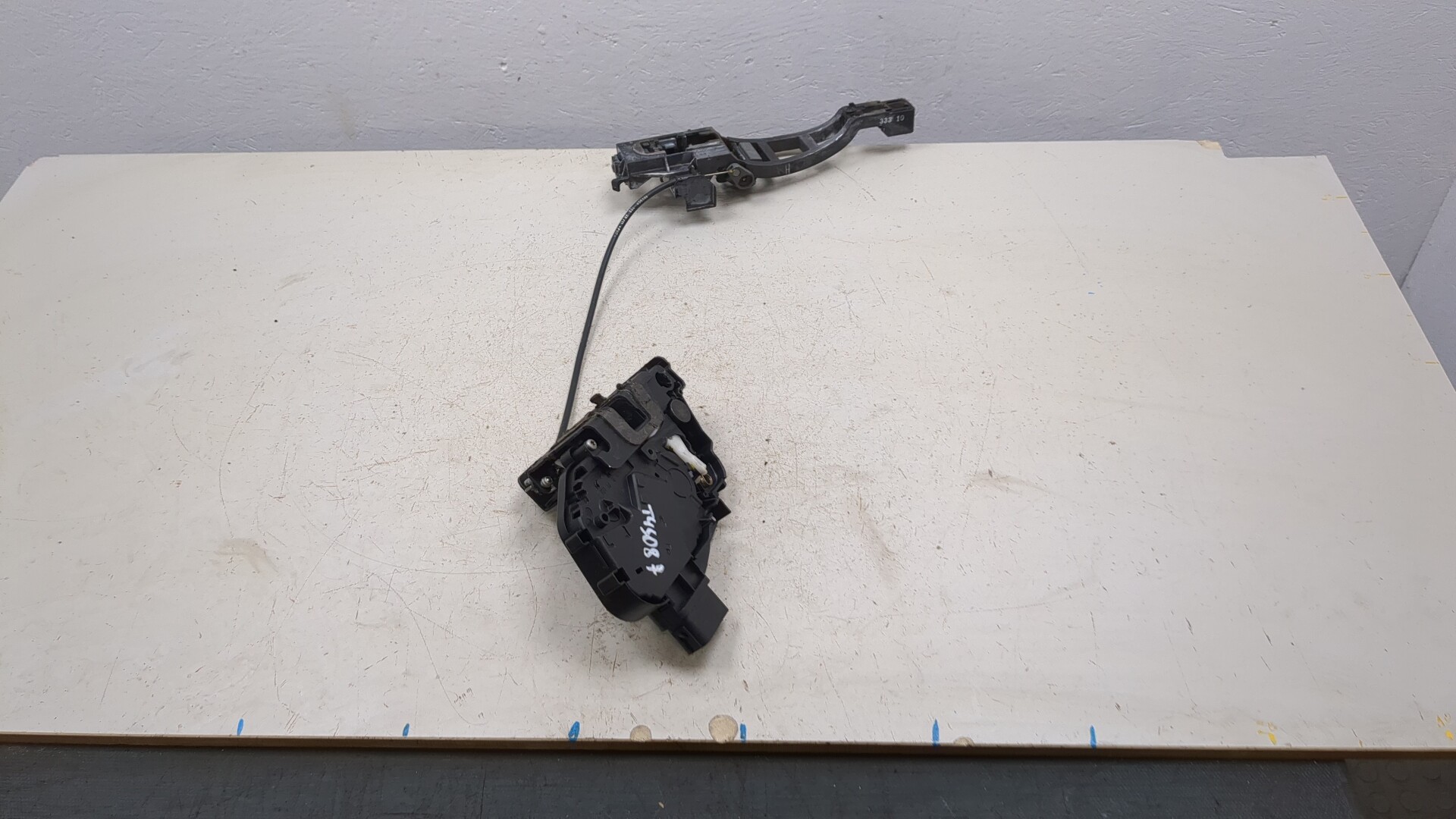 Замок двери передней левой