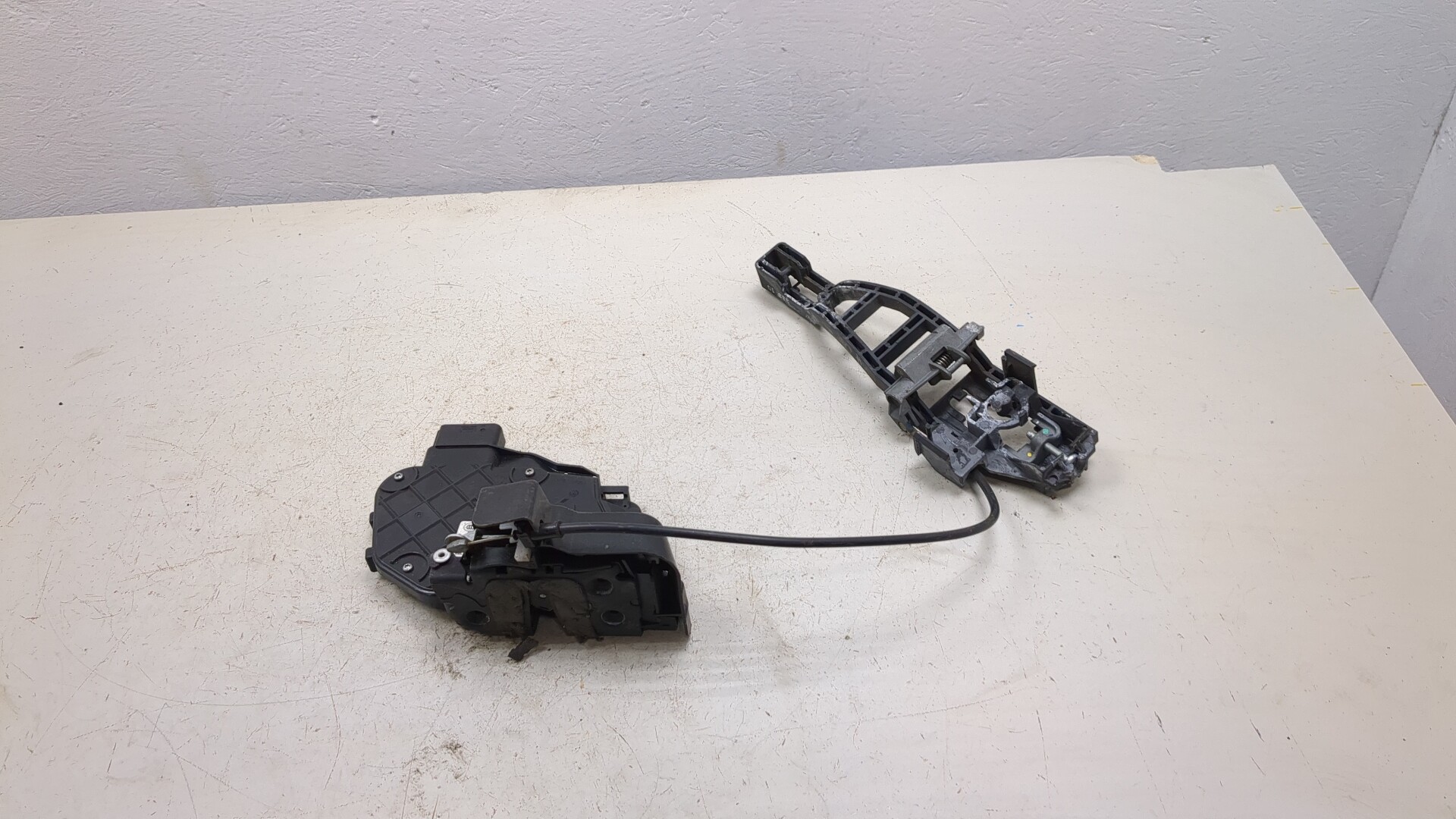 Замок двери передней левой