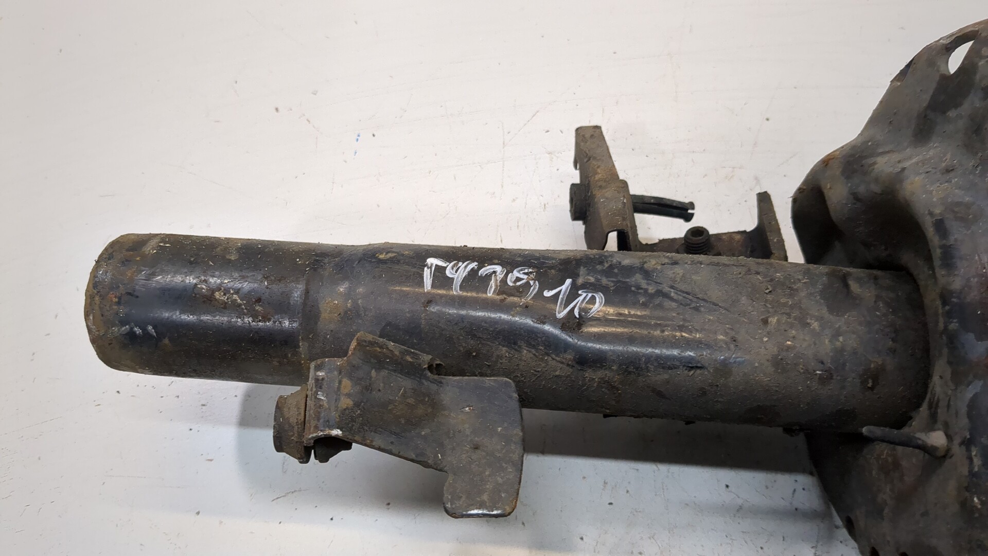 Амортизатор передний правый