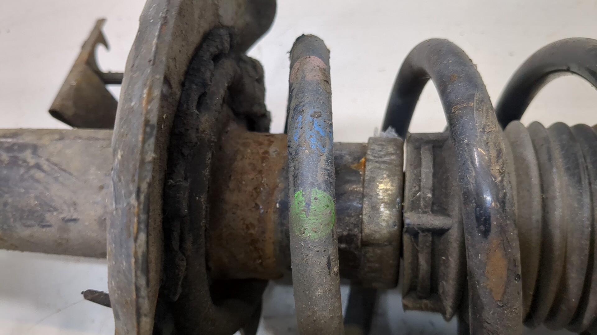 Амортизатор передний правый