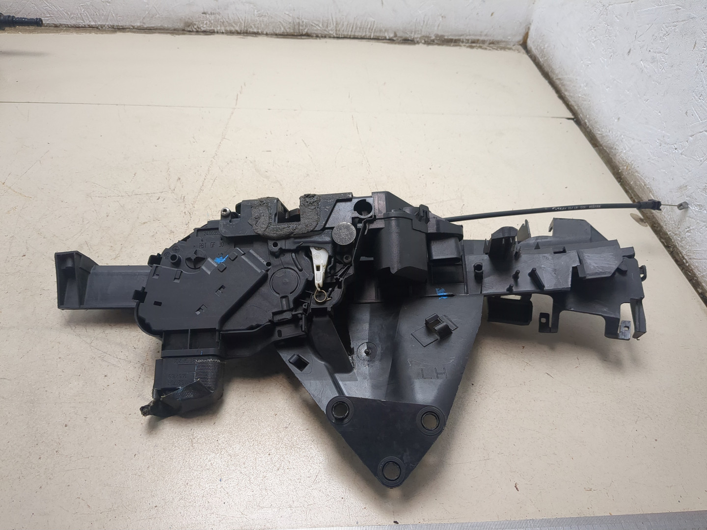 Замок двери передней левой