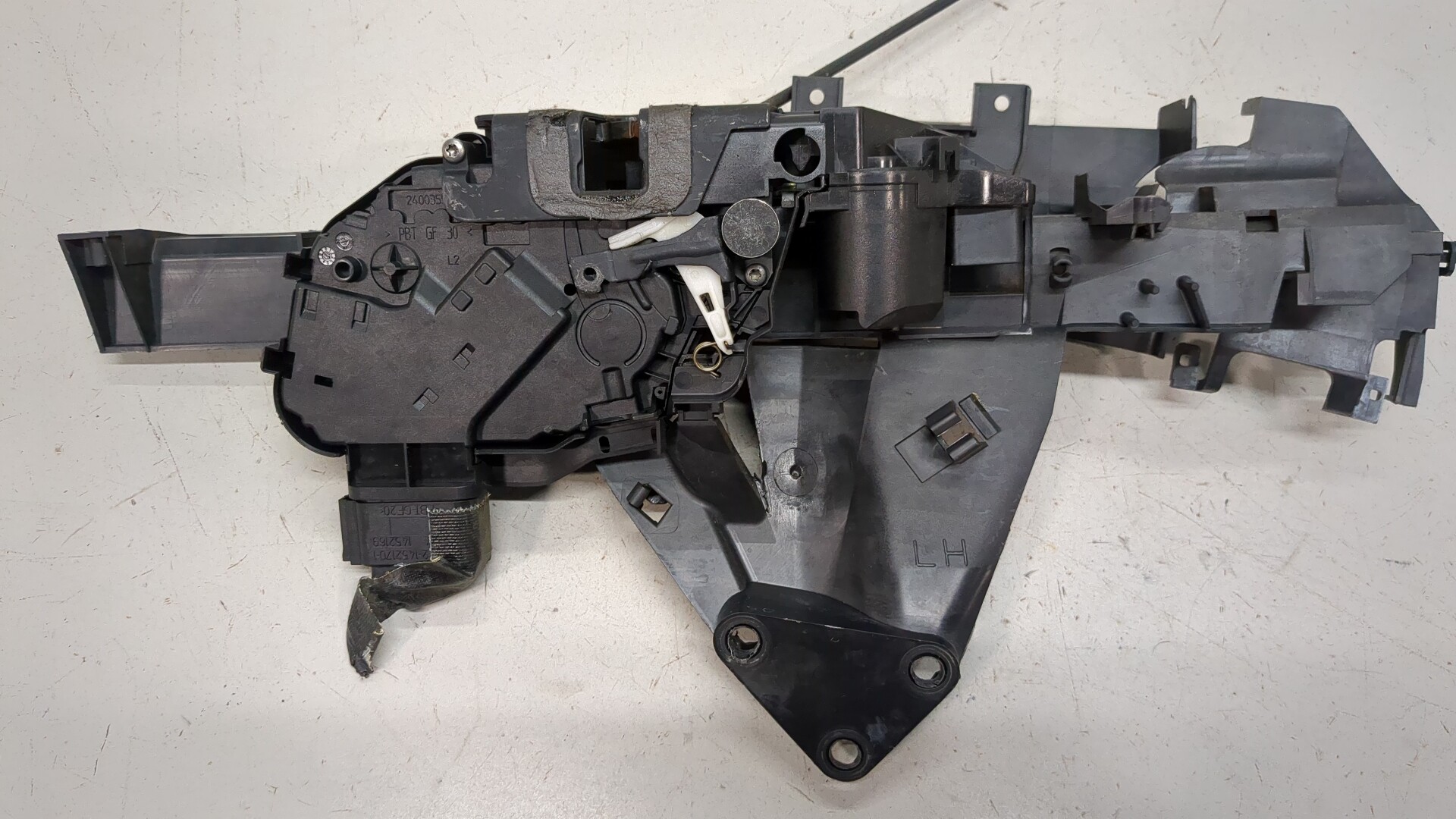 Замок двери передней левой