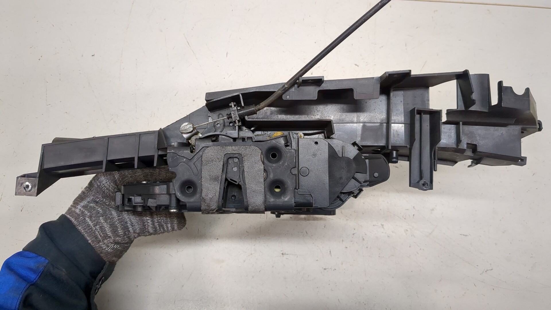 Замок двери передней левой