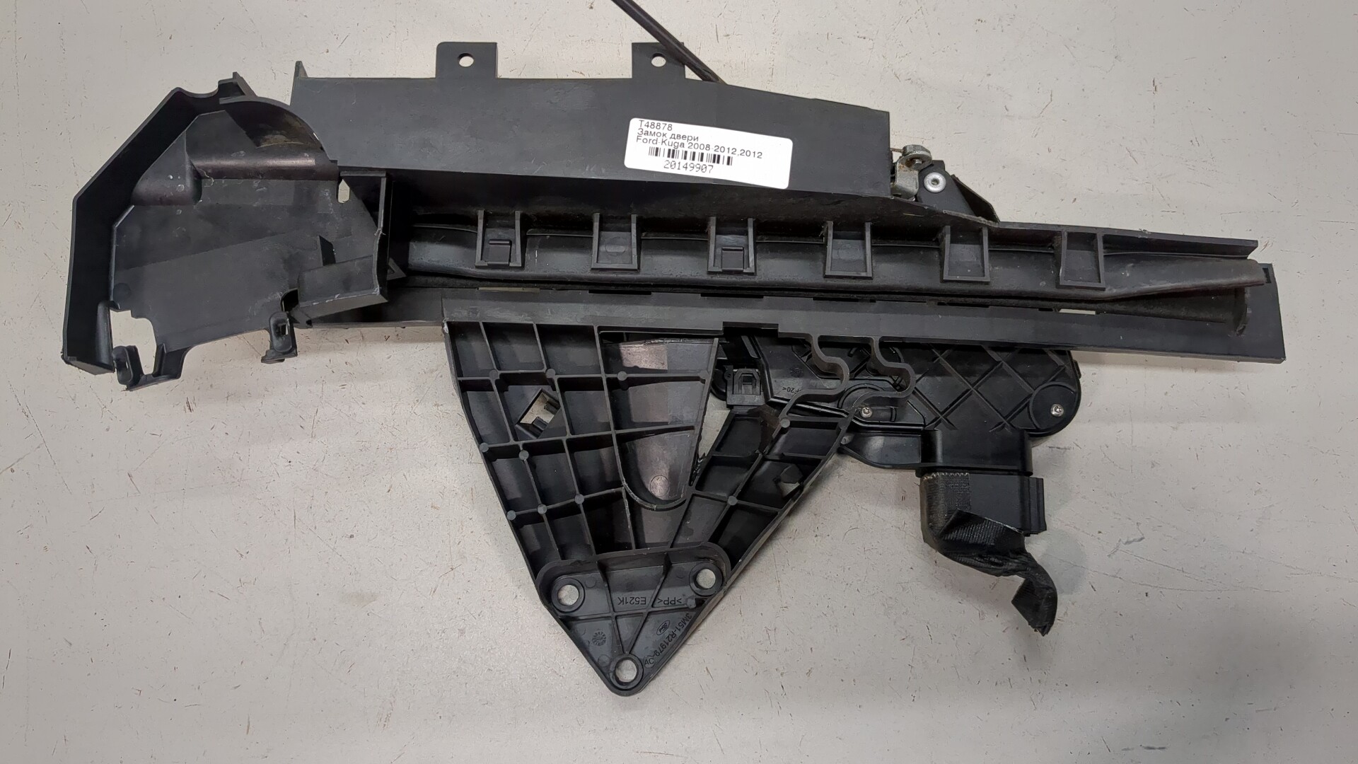 Замок двери передней левой