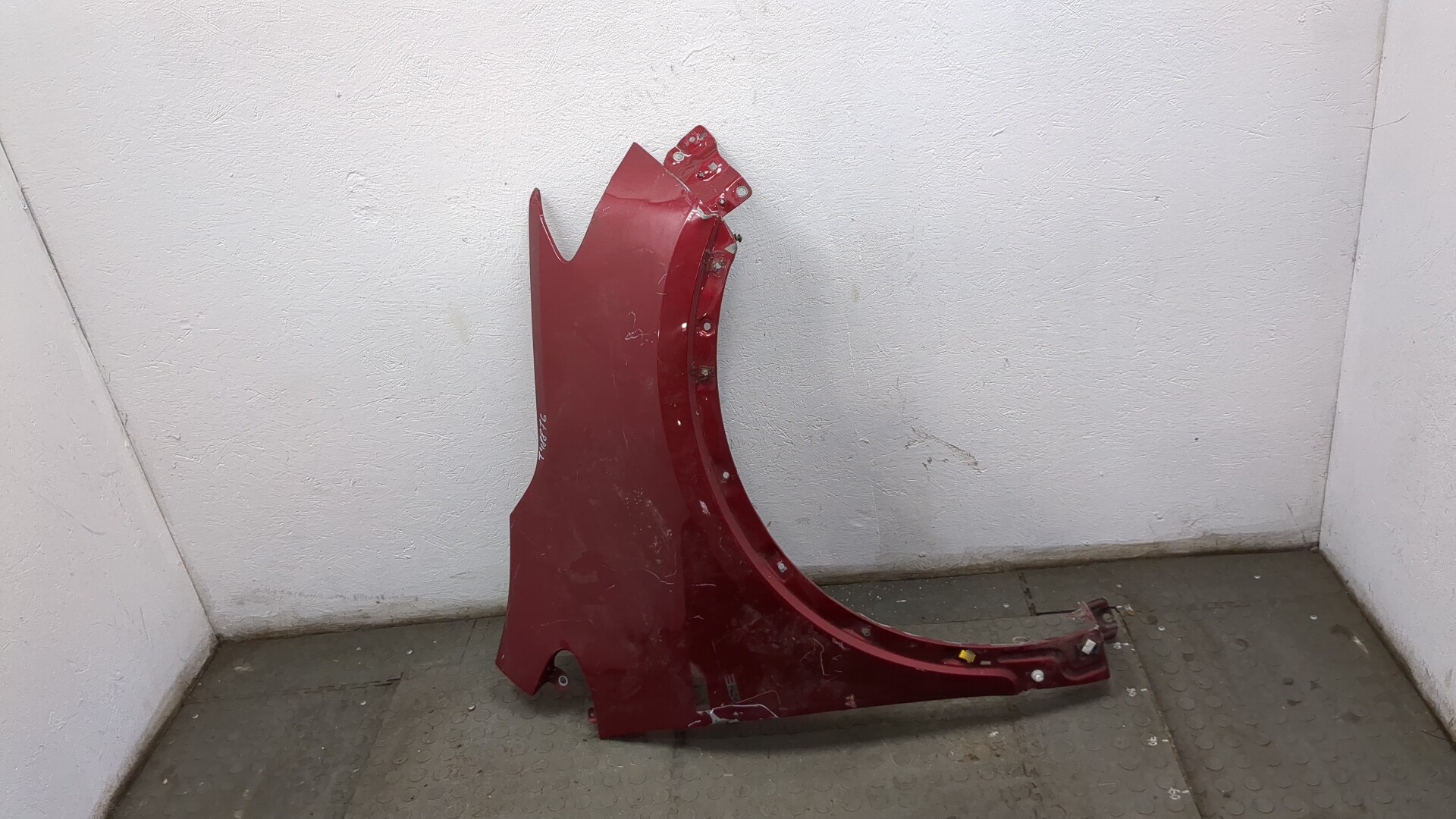 Крыло переднее правое