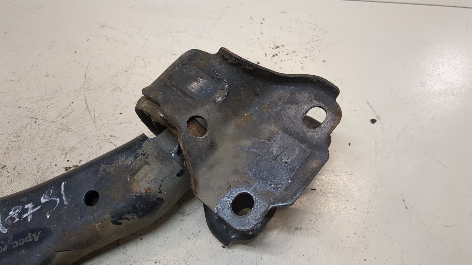 Рычаг передний правый