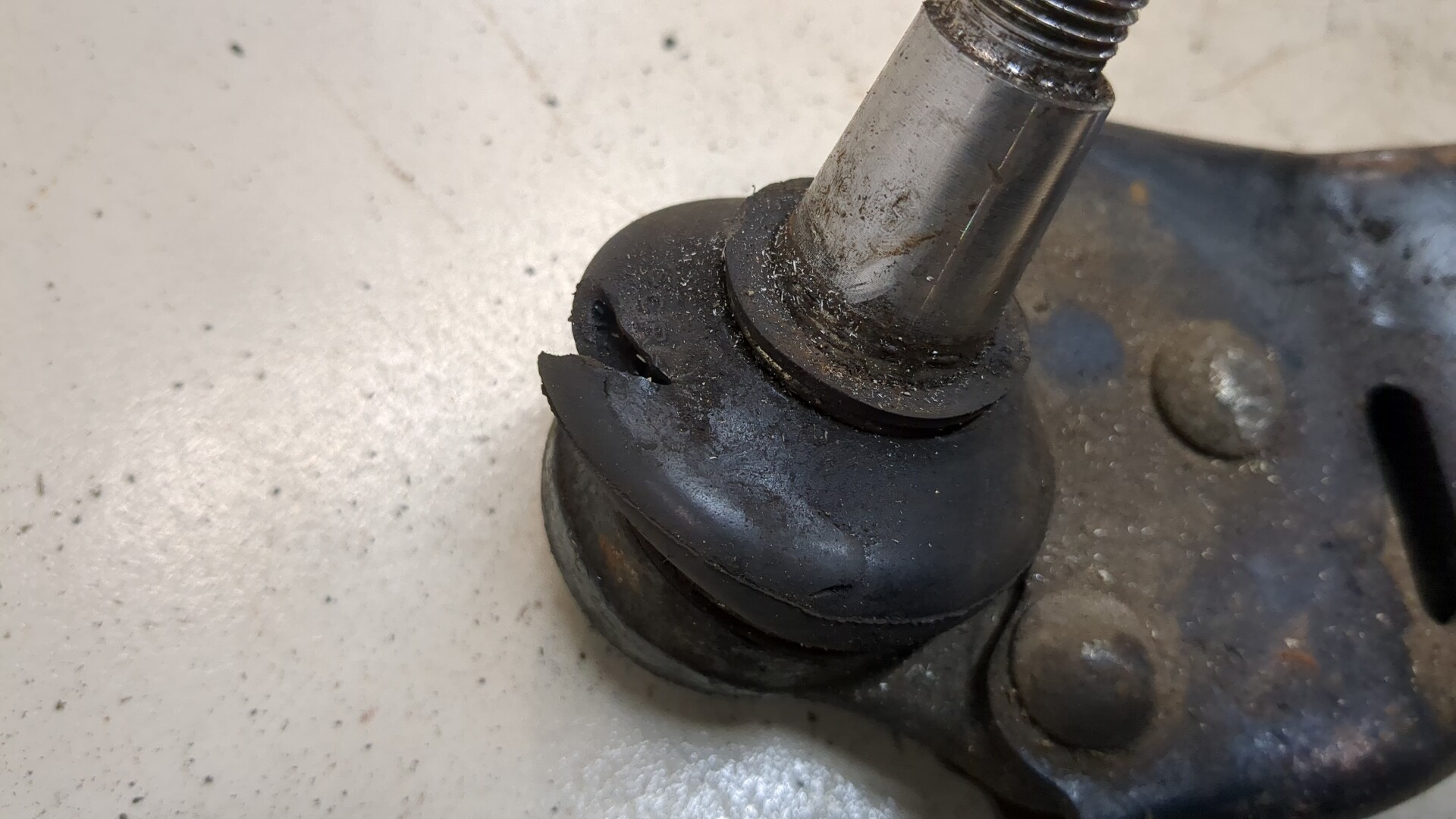 Рычаг передний правый