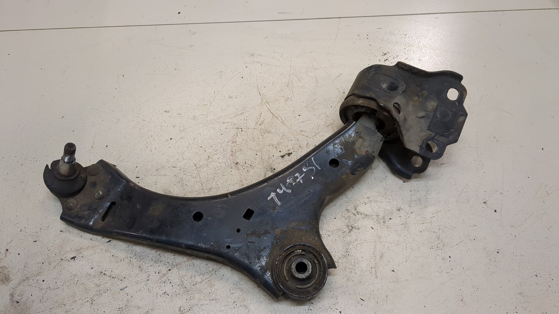 Рычаг передний правый