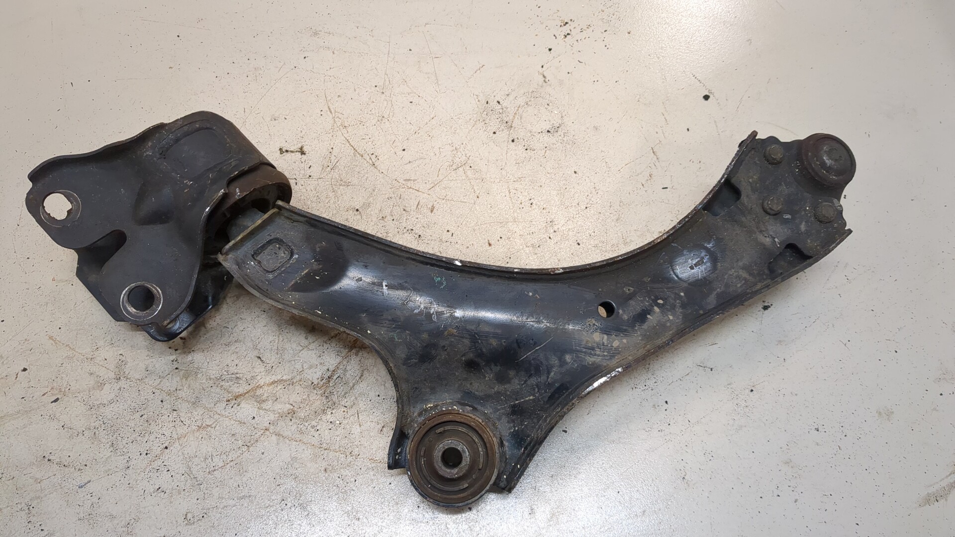 Рычаг передний правый