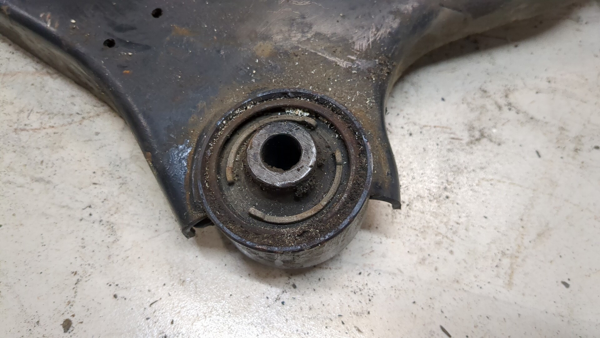 Рычаг передний правый