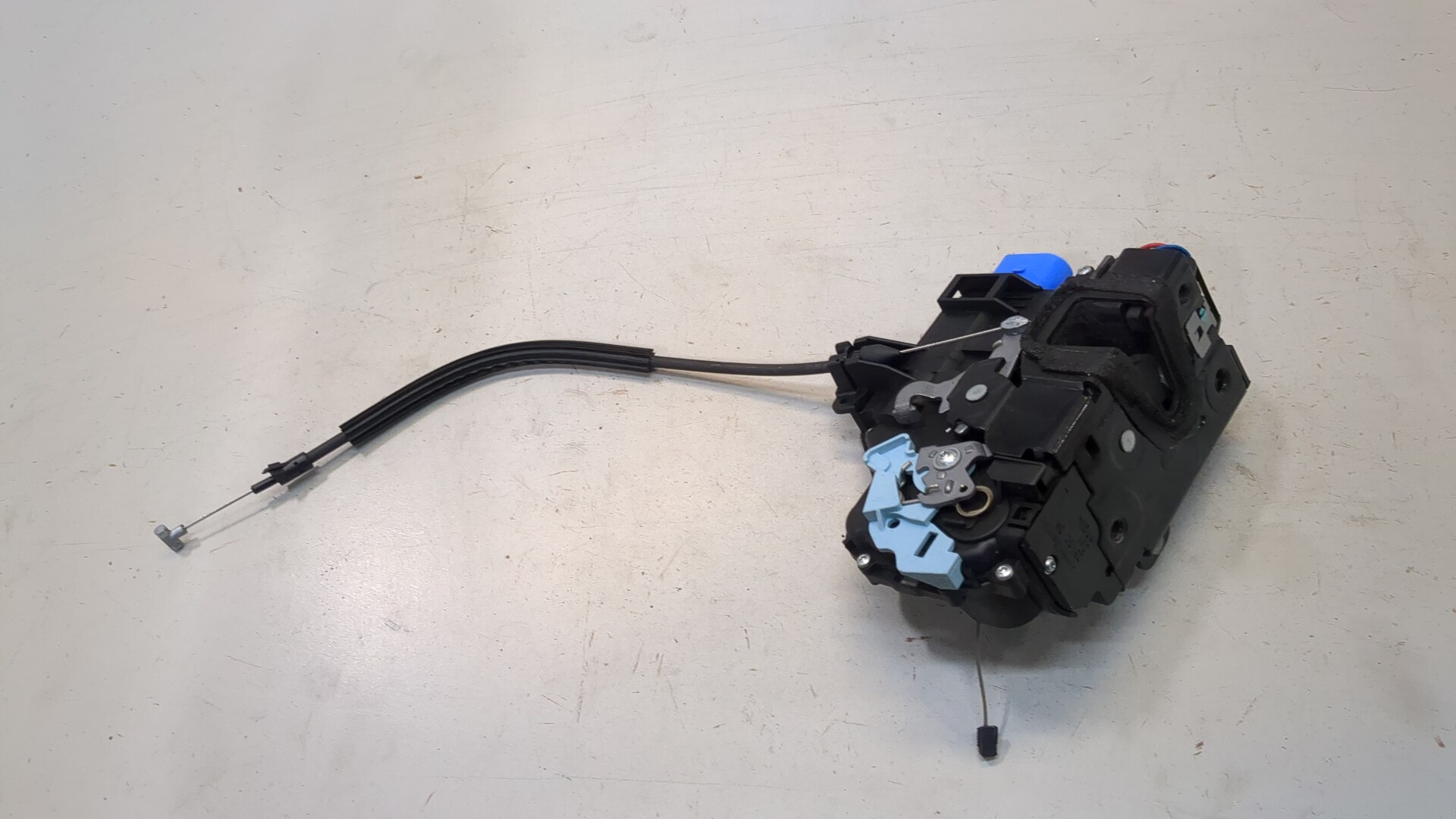 Замок двери передней левой