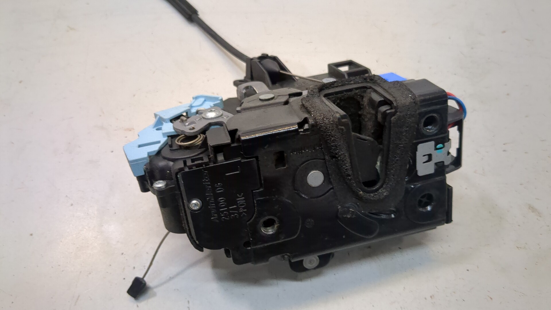 Замок двери передней левой