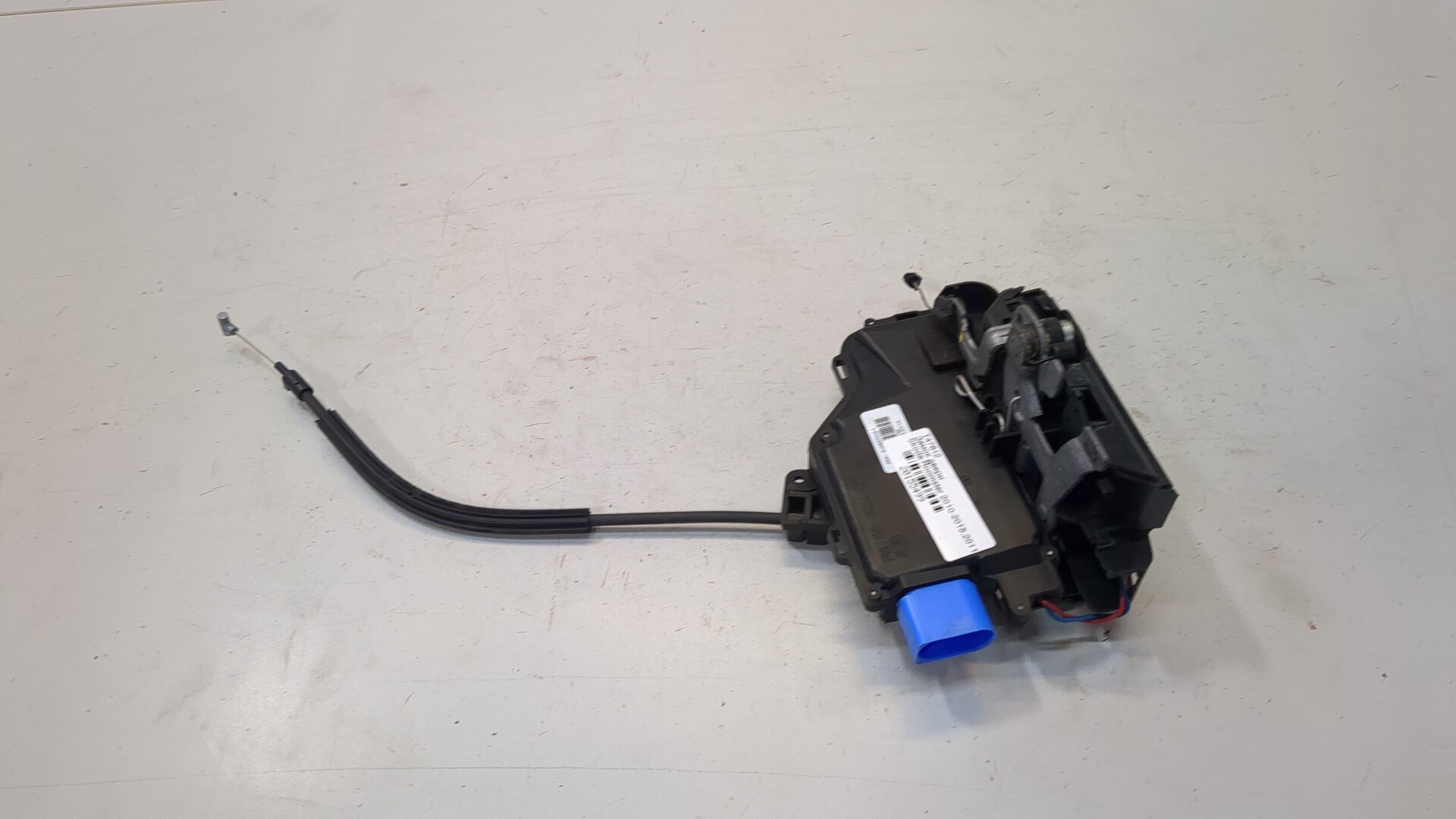 Замок двери передней левой