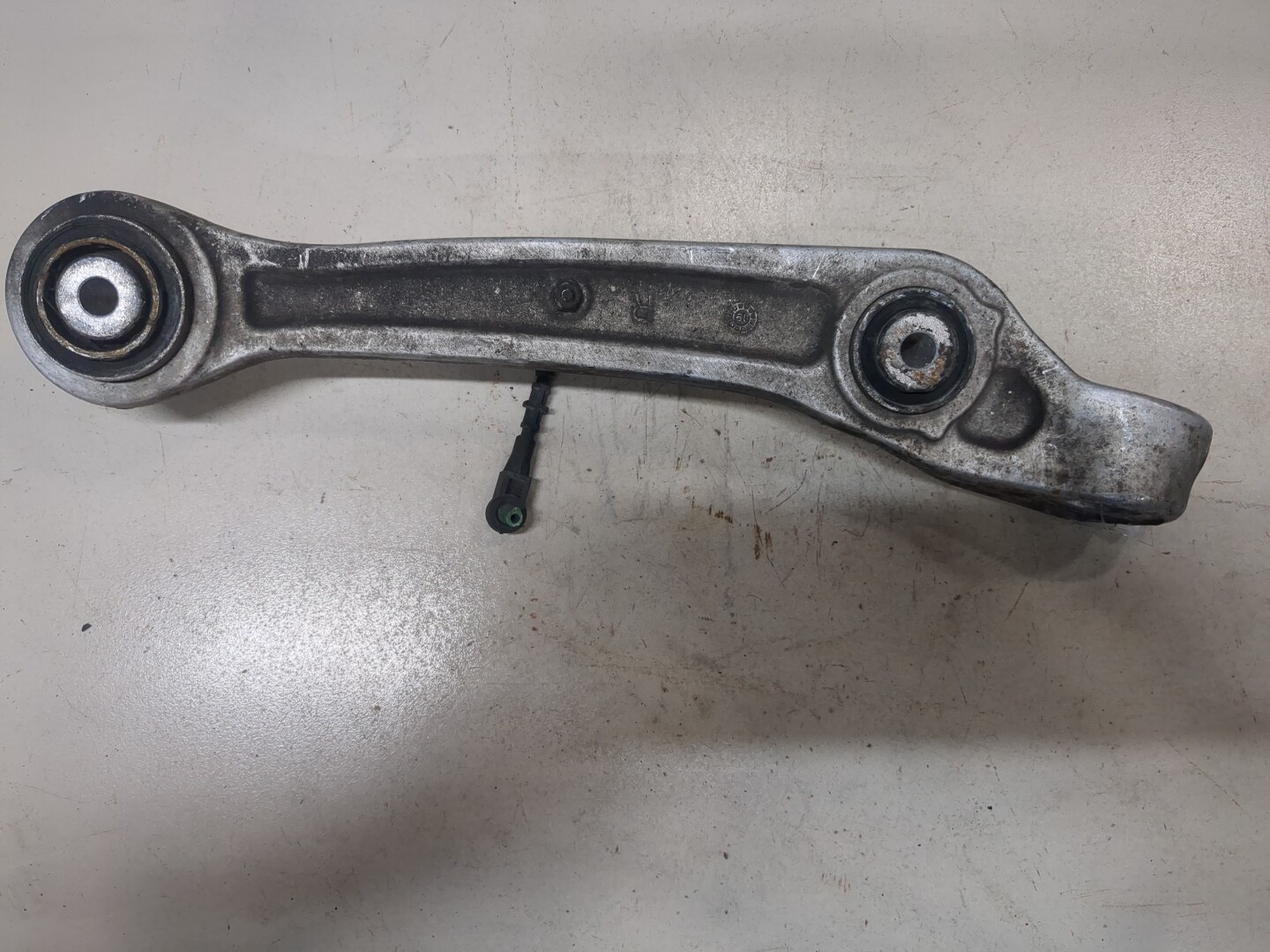 Рычаг передний правый