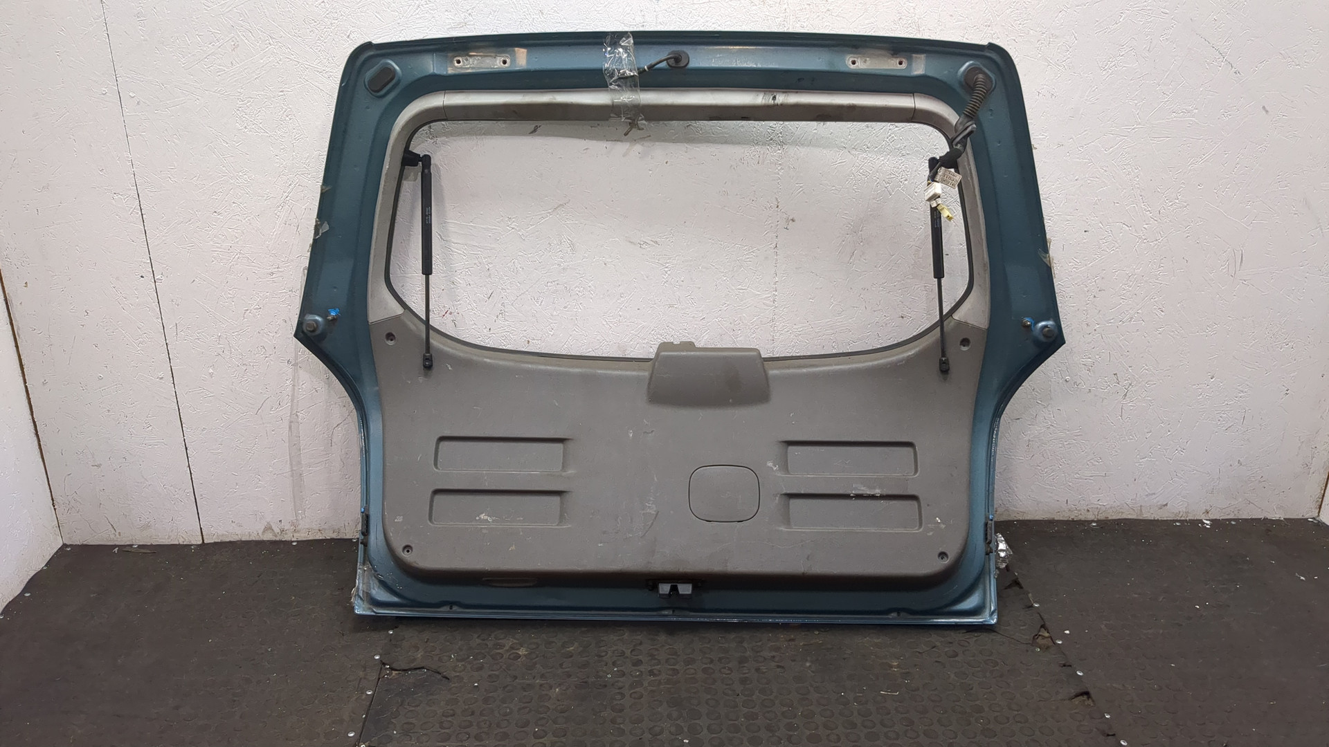 Дверь багажника