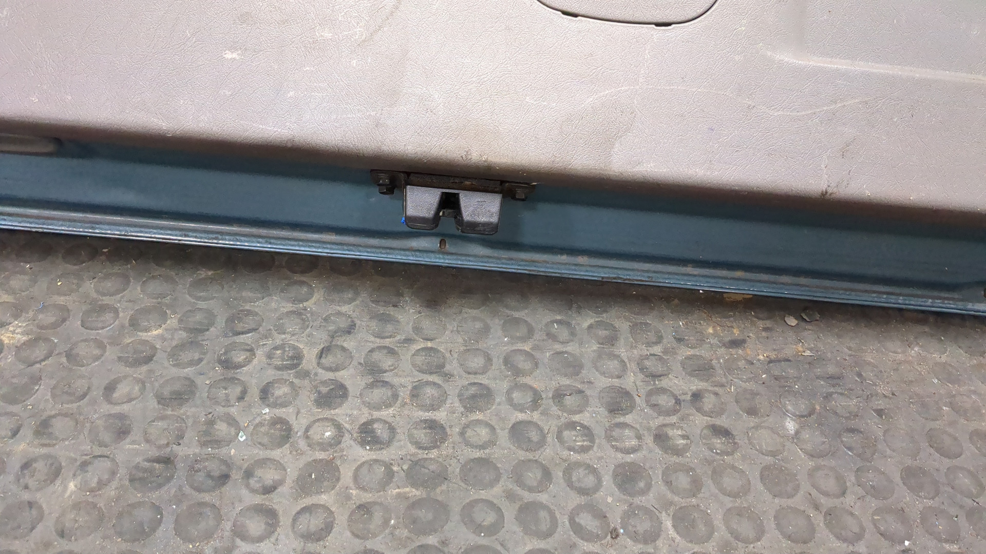 Дверь багажника