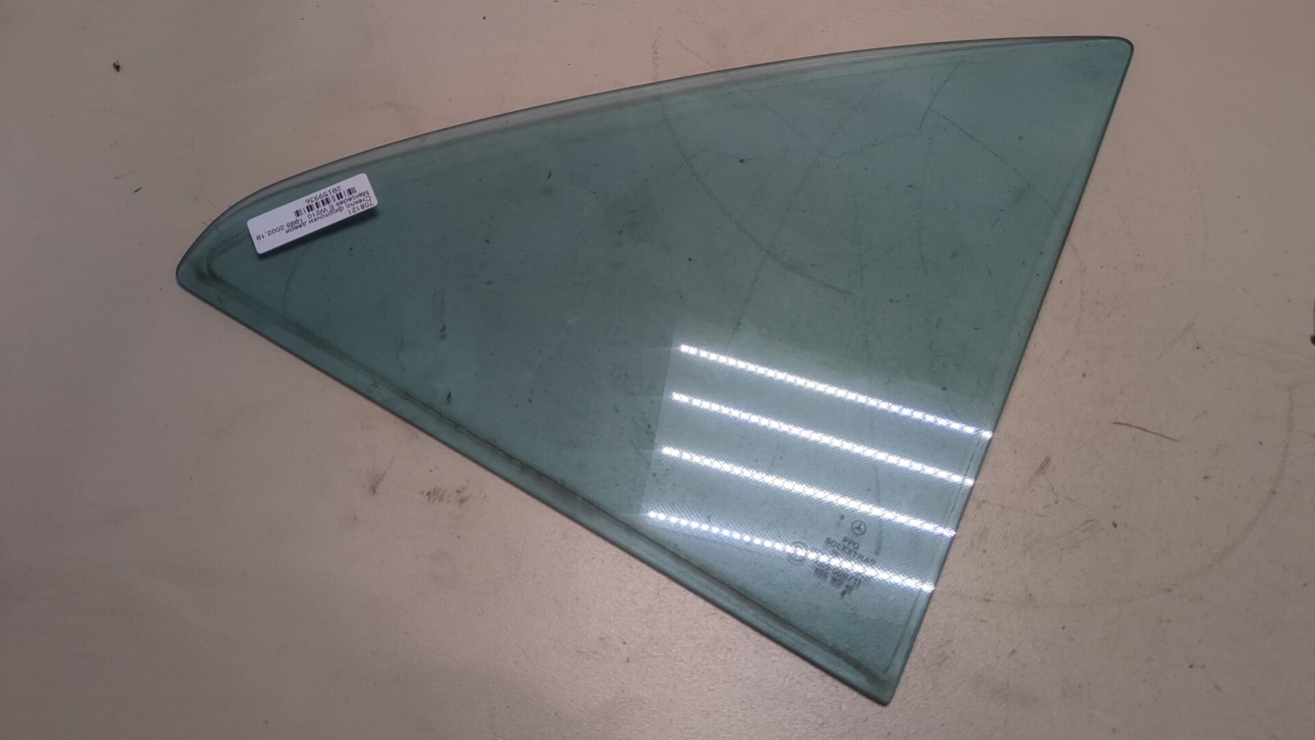 Стекло двери задней правой (форточка)