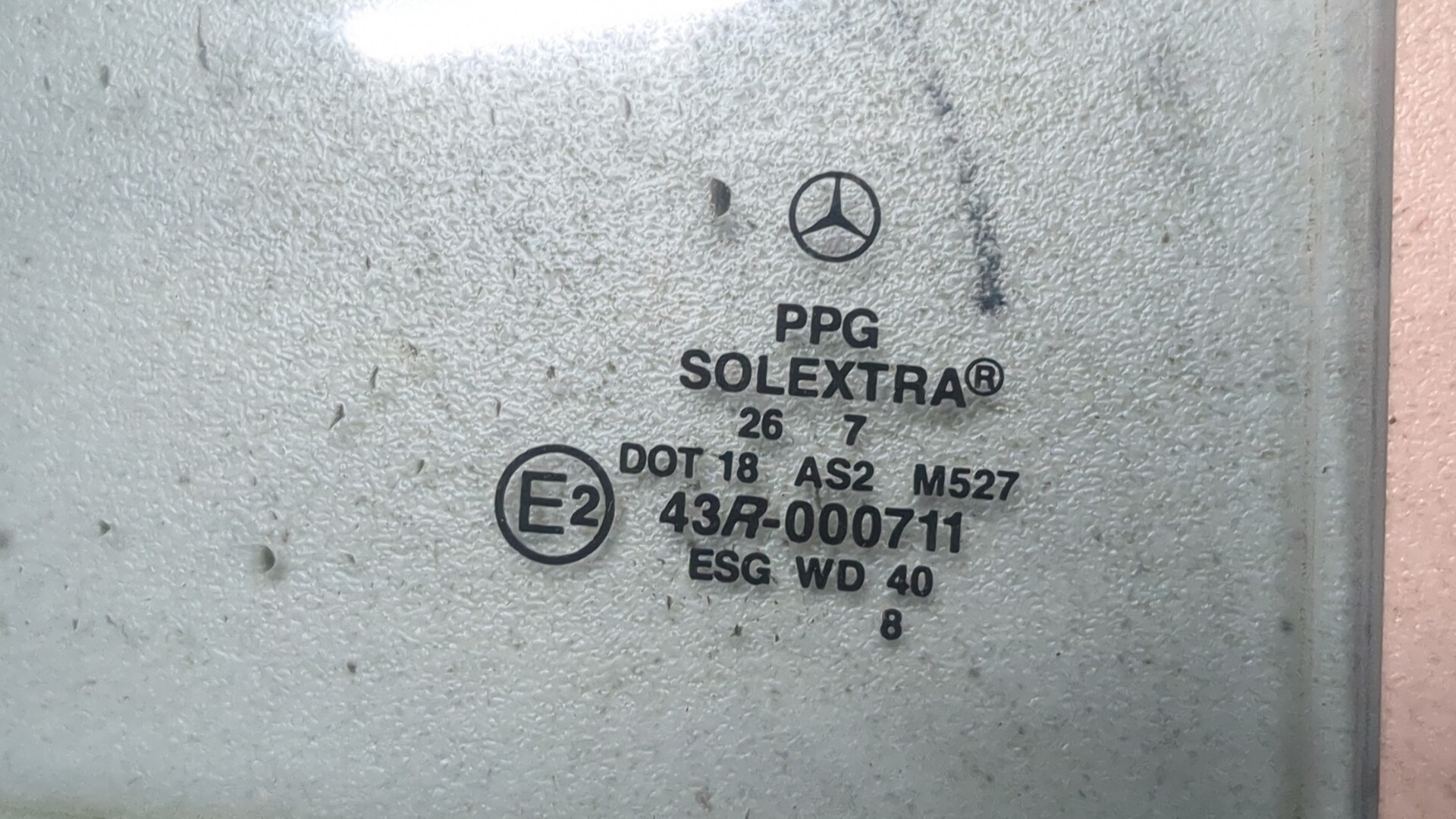 Стекло двери задней правой (форточка)