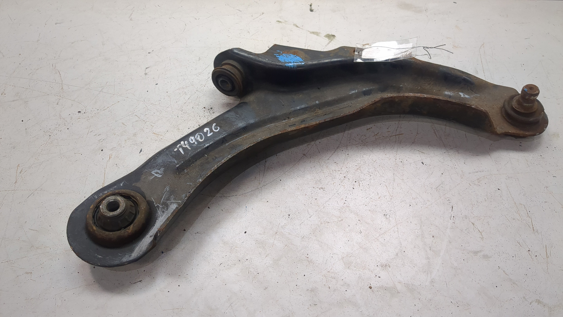 Рычаг передний правый