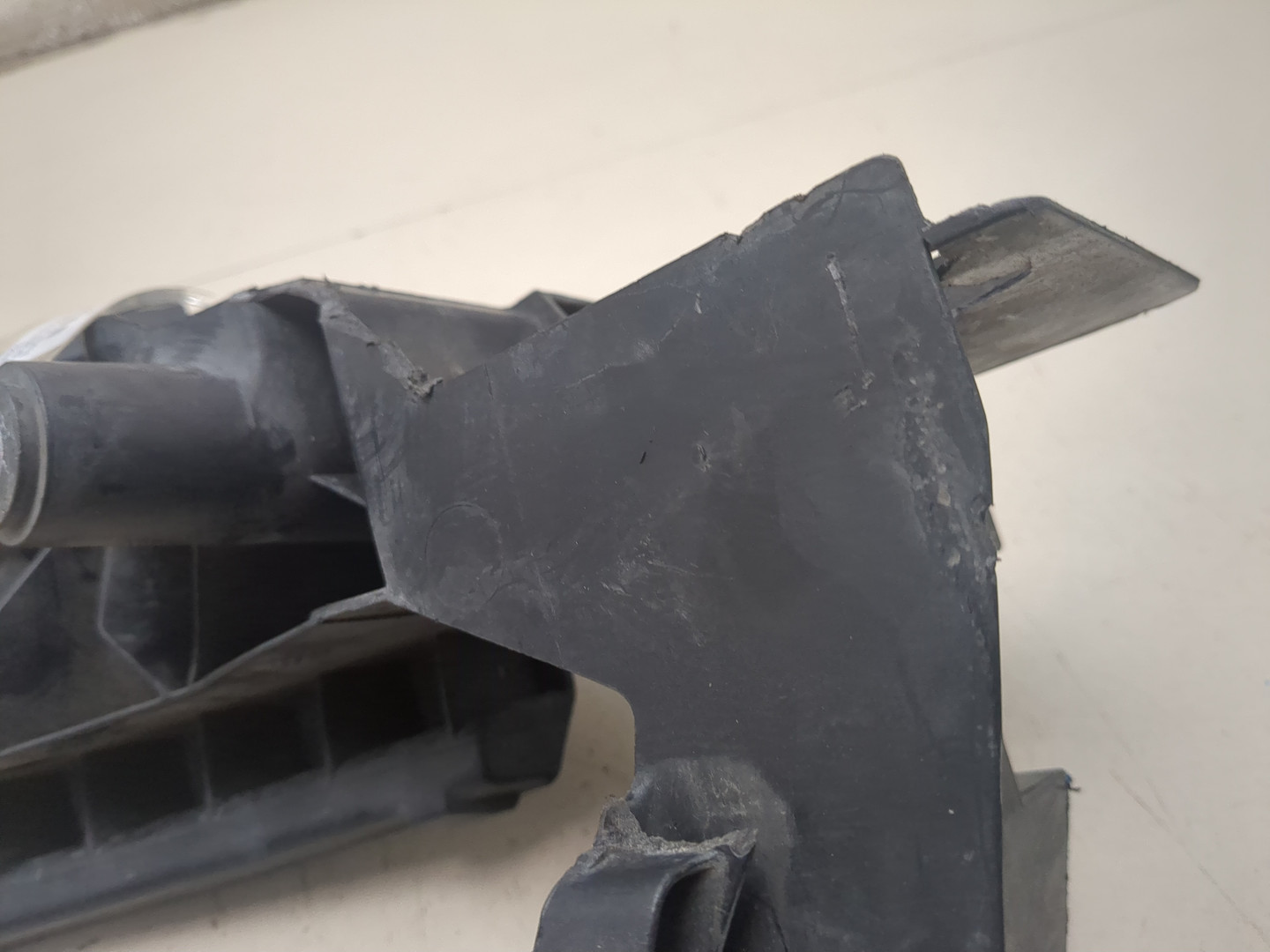 Кронштейн фар правый