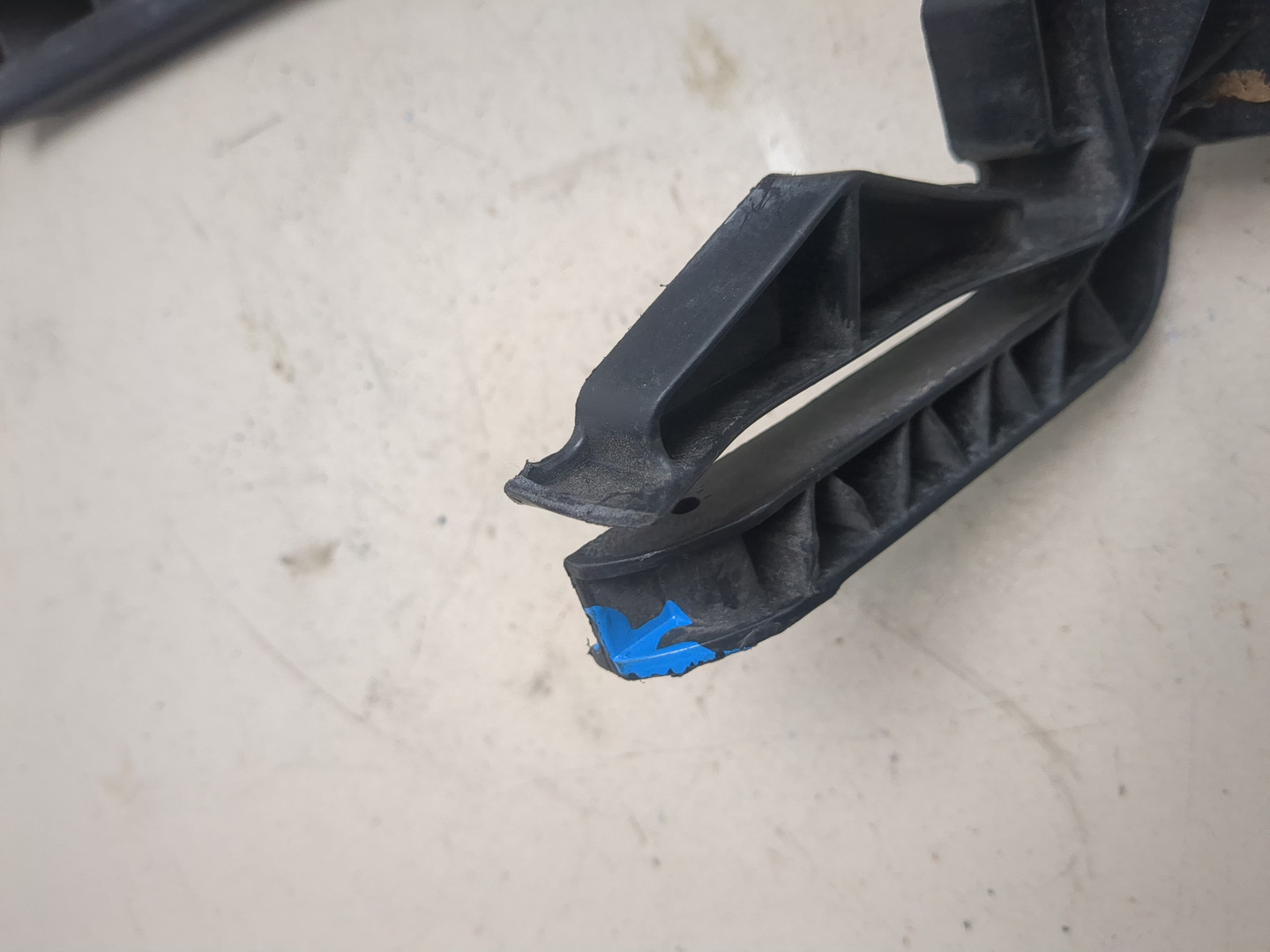 Кронштейн фар правый