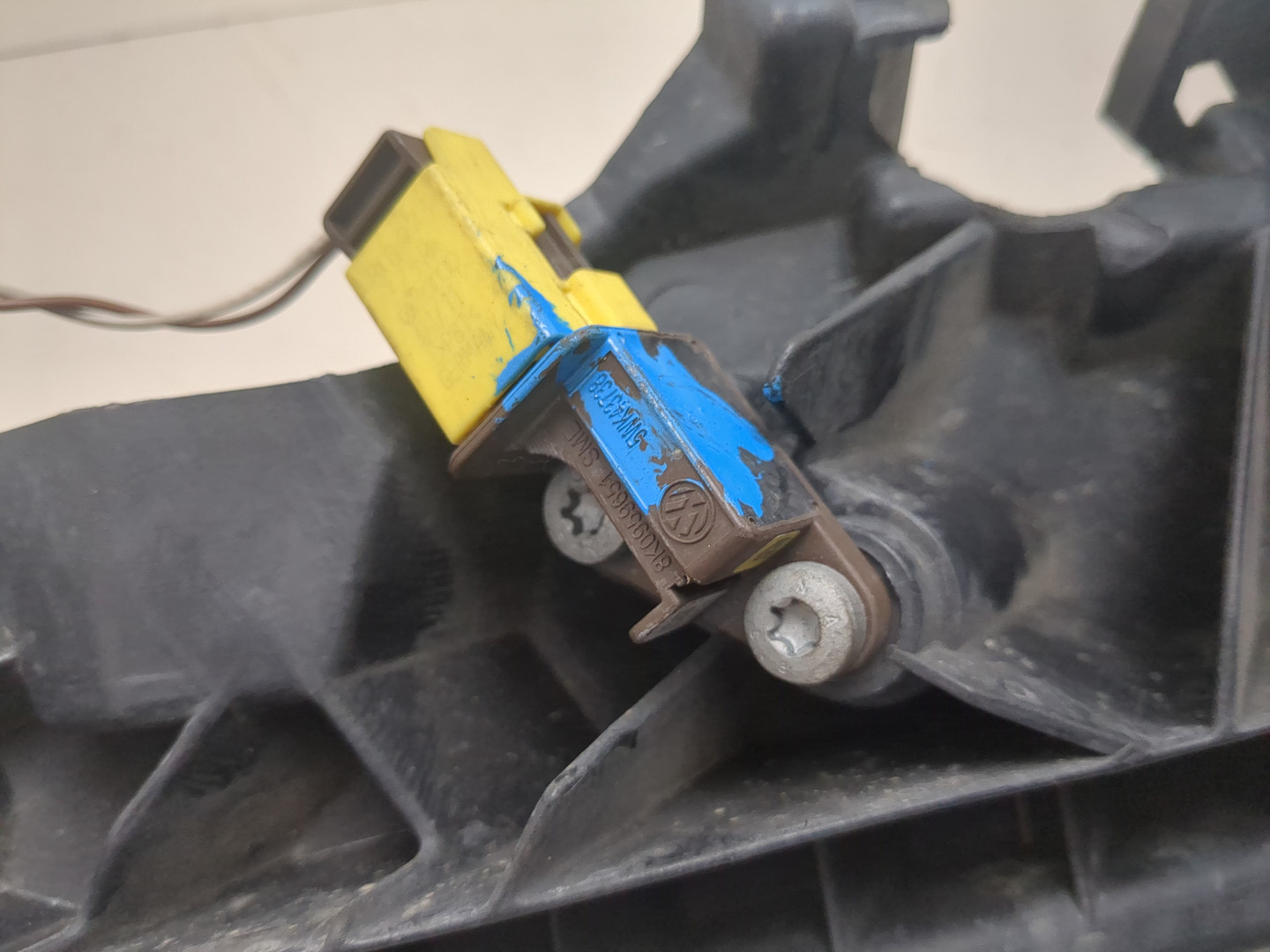 Кронштейн фар правый