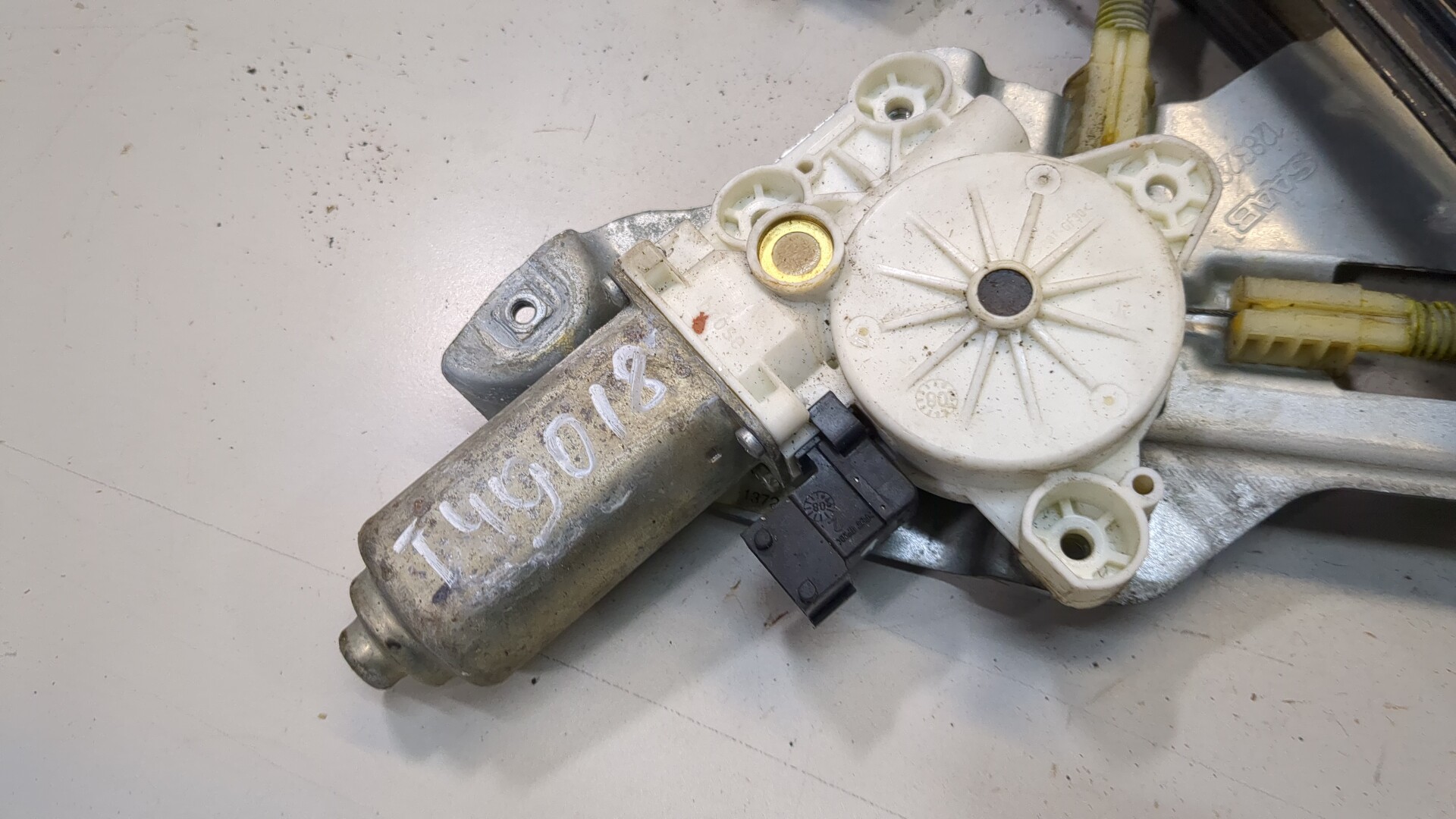 Стеклоподъемник электр. передний правый