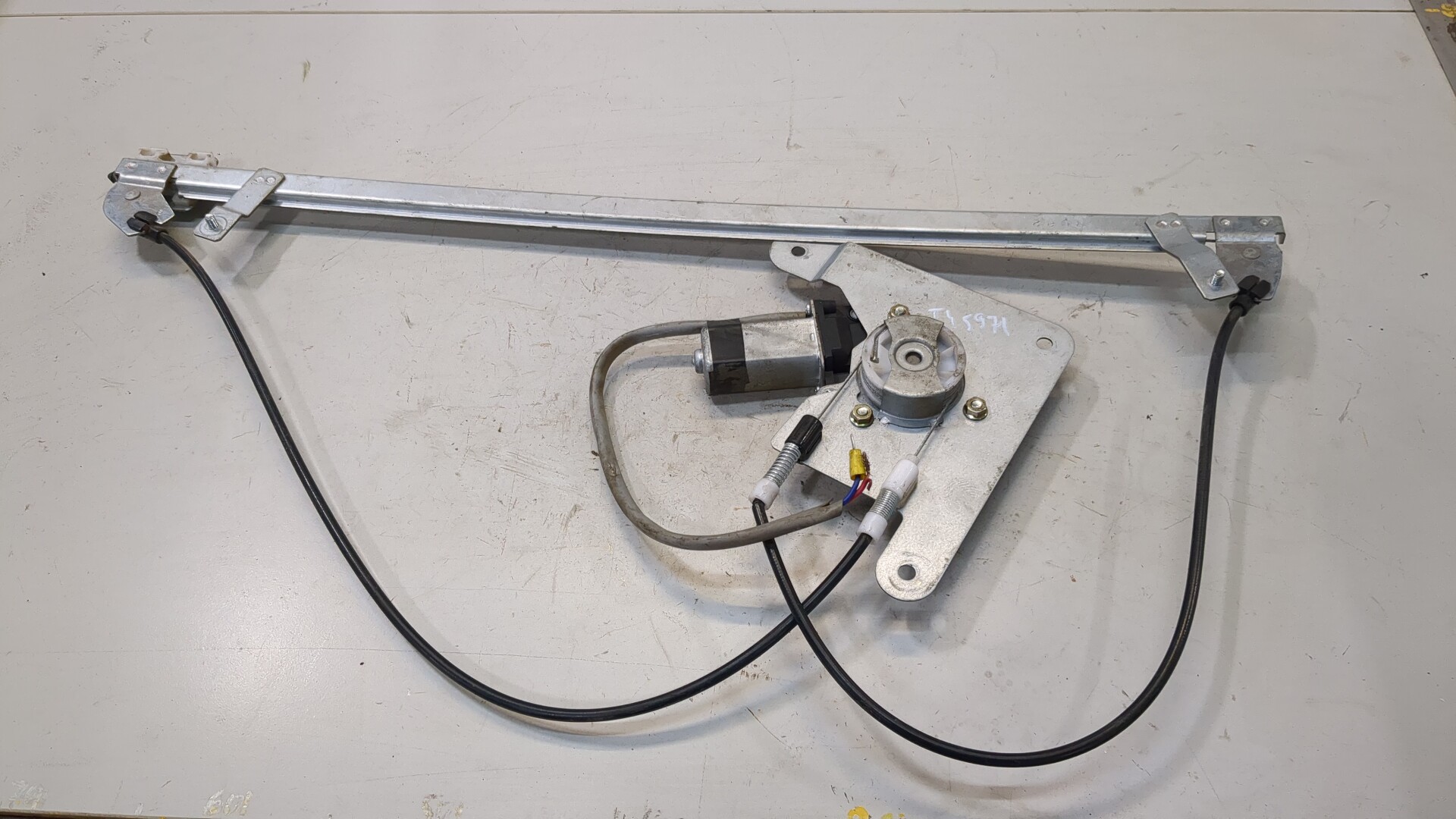 Стеклоподъемник электр. передний правый