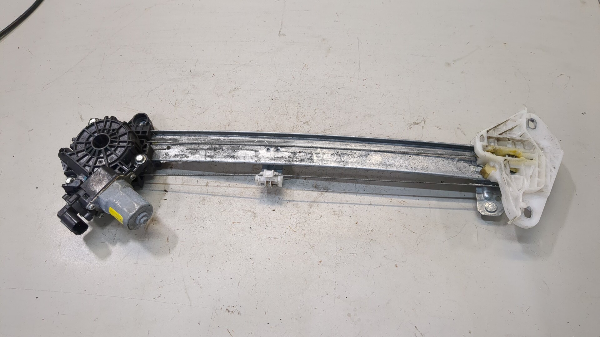 Стеклоподъемник электр. задний правый