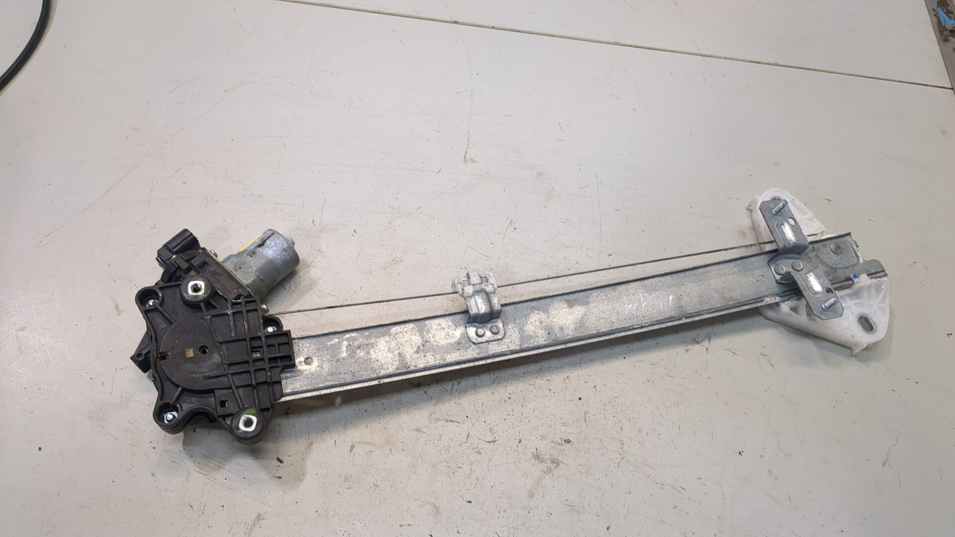 Стеклоподъемник электр. задний правый