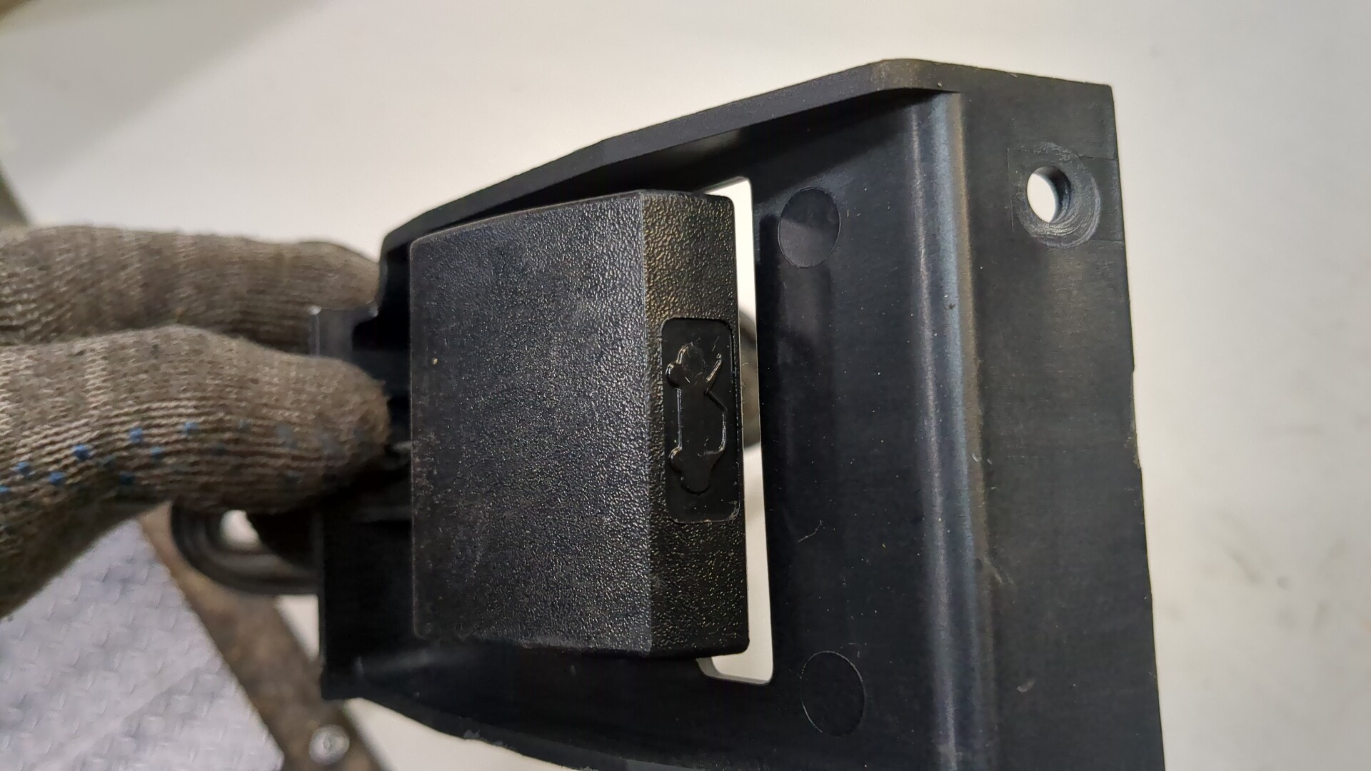 Трос открывания капота