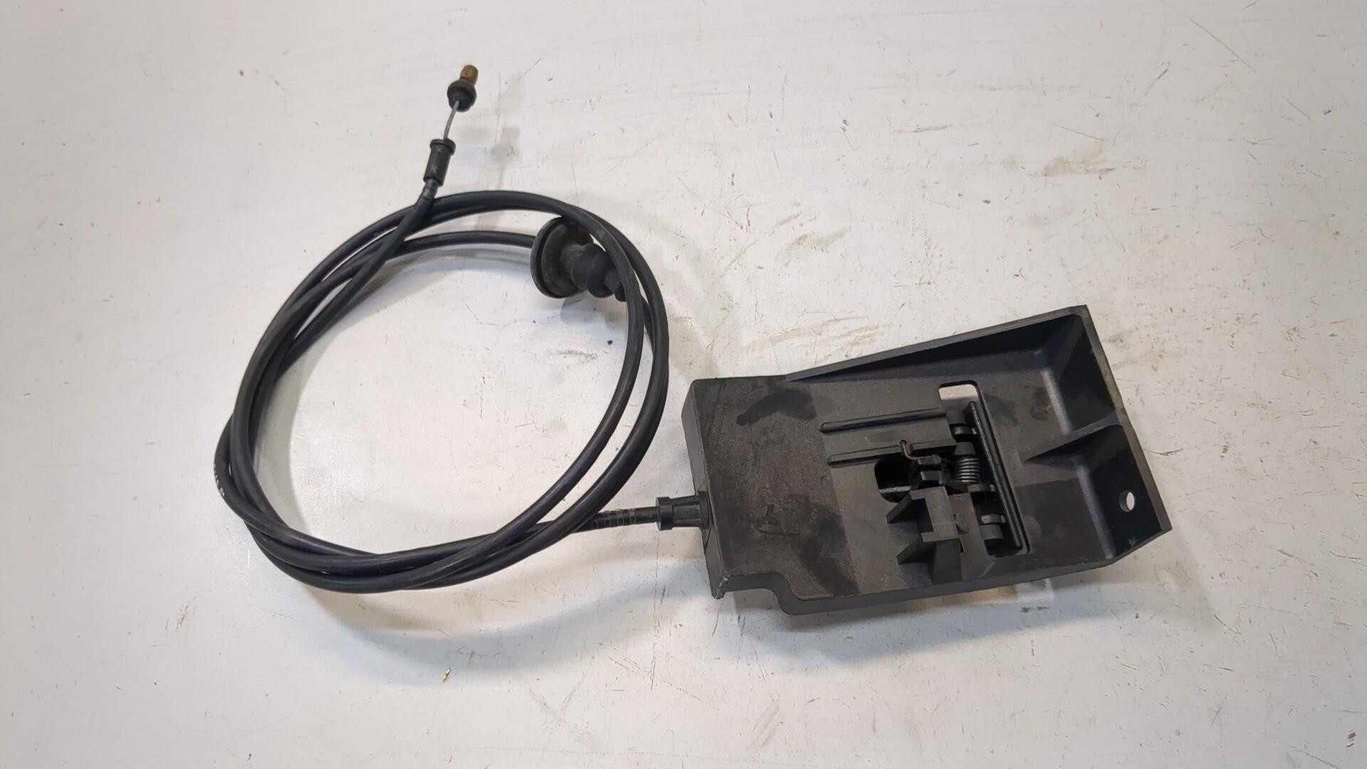 Трос открывания капота