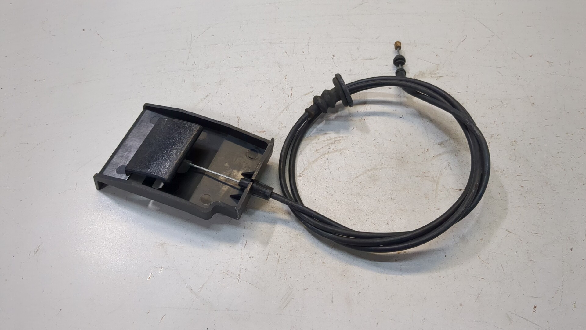 Трос открывания капота