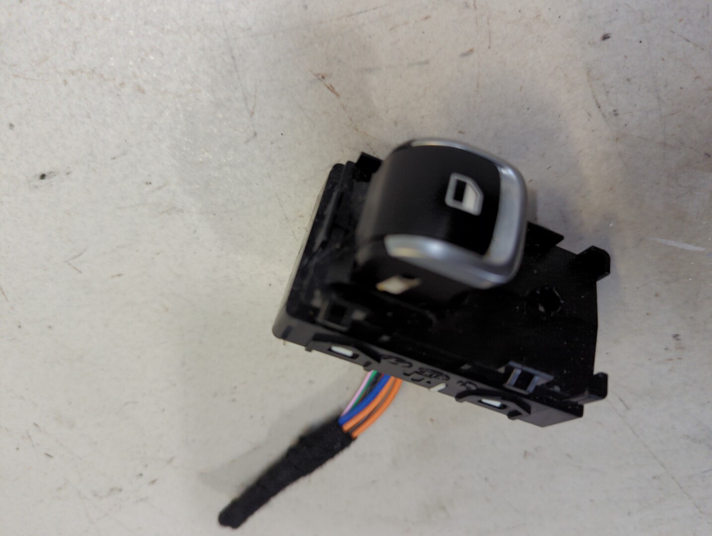 Кнопка стеклоподъемника