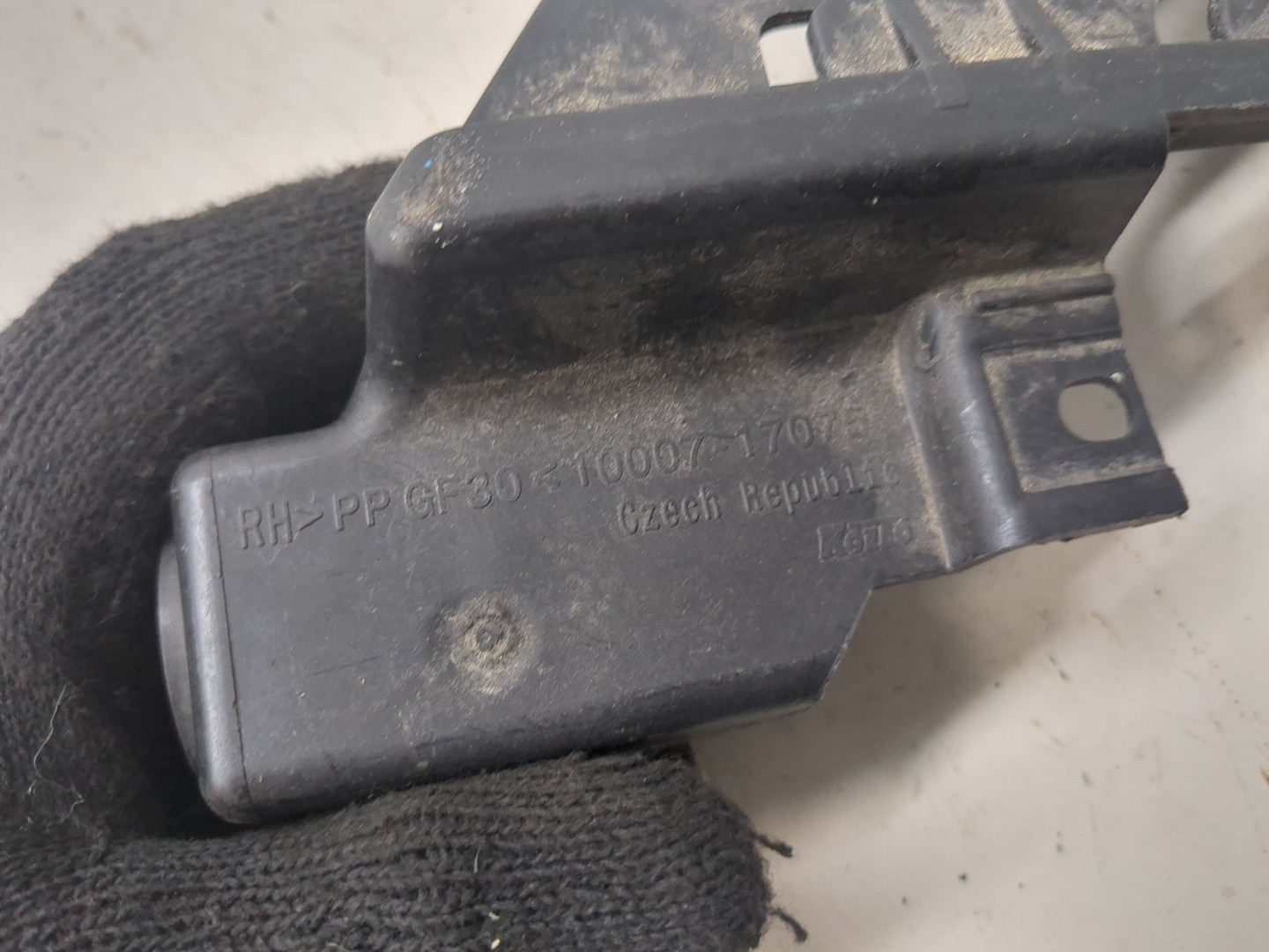 Кронштейн фар правый