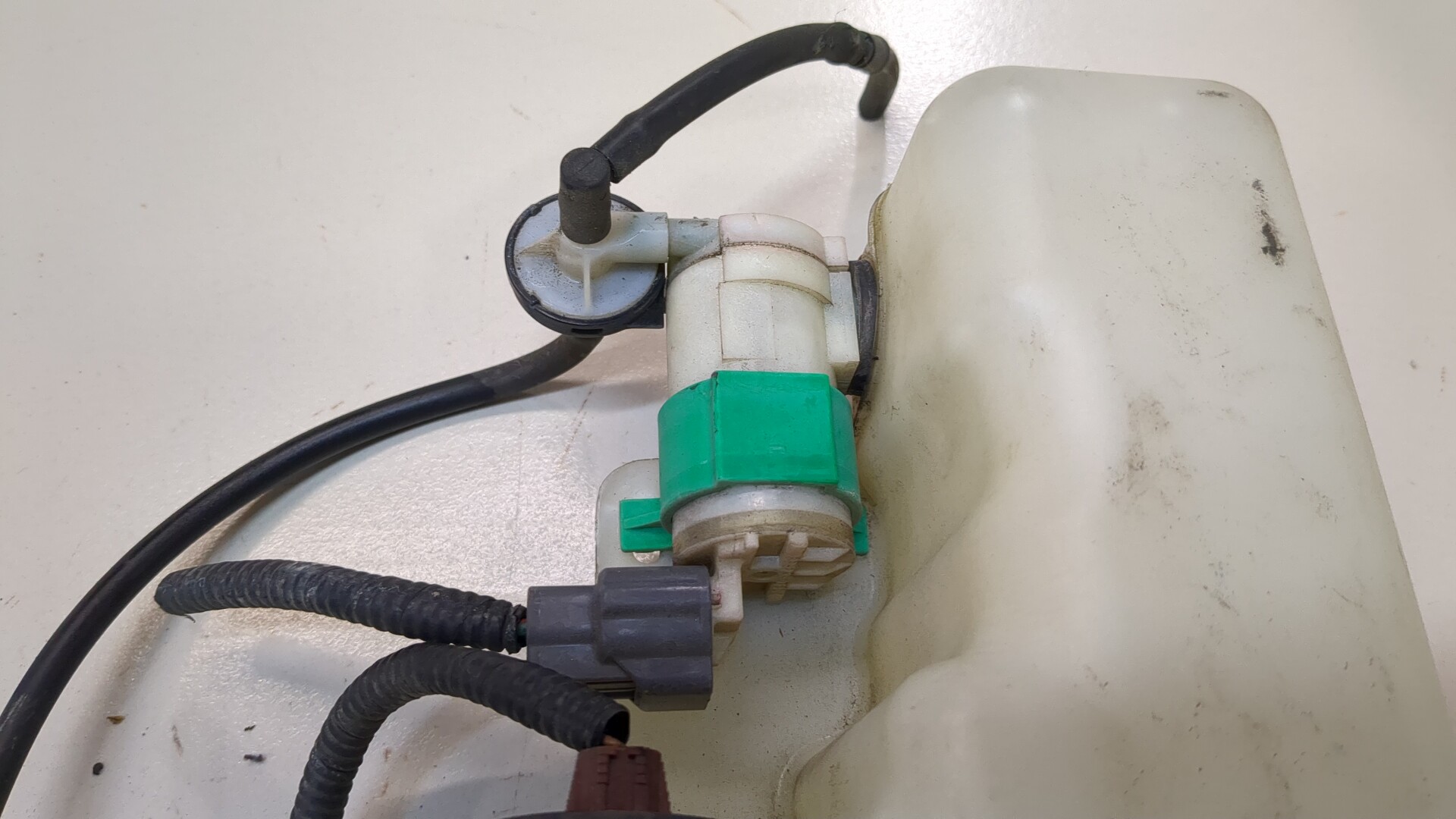 Бачок омывателя лобового стекла