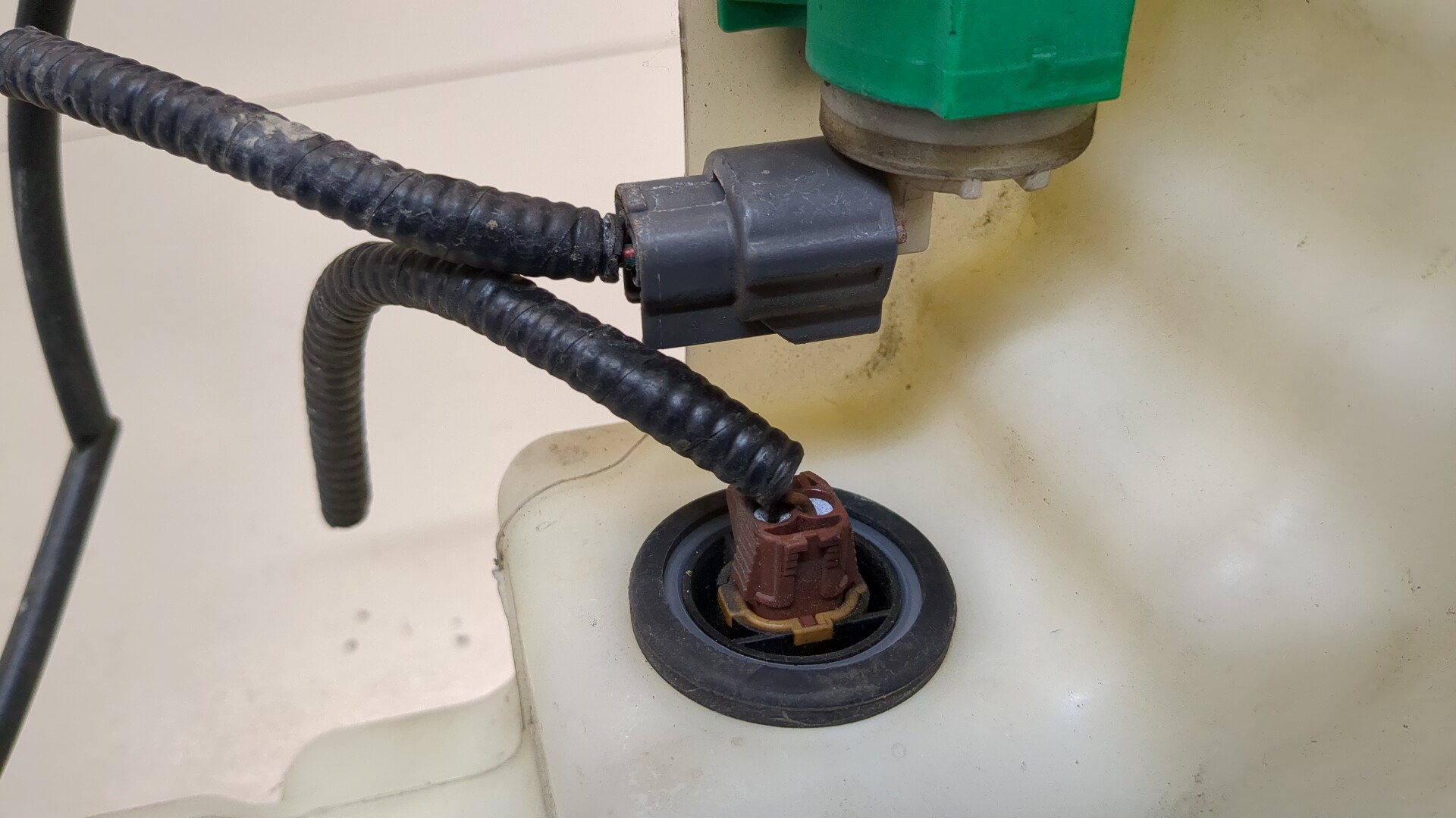 Бачок омывателя лобового стекла