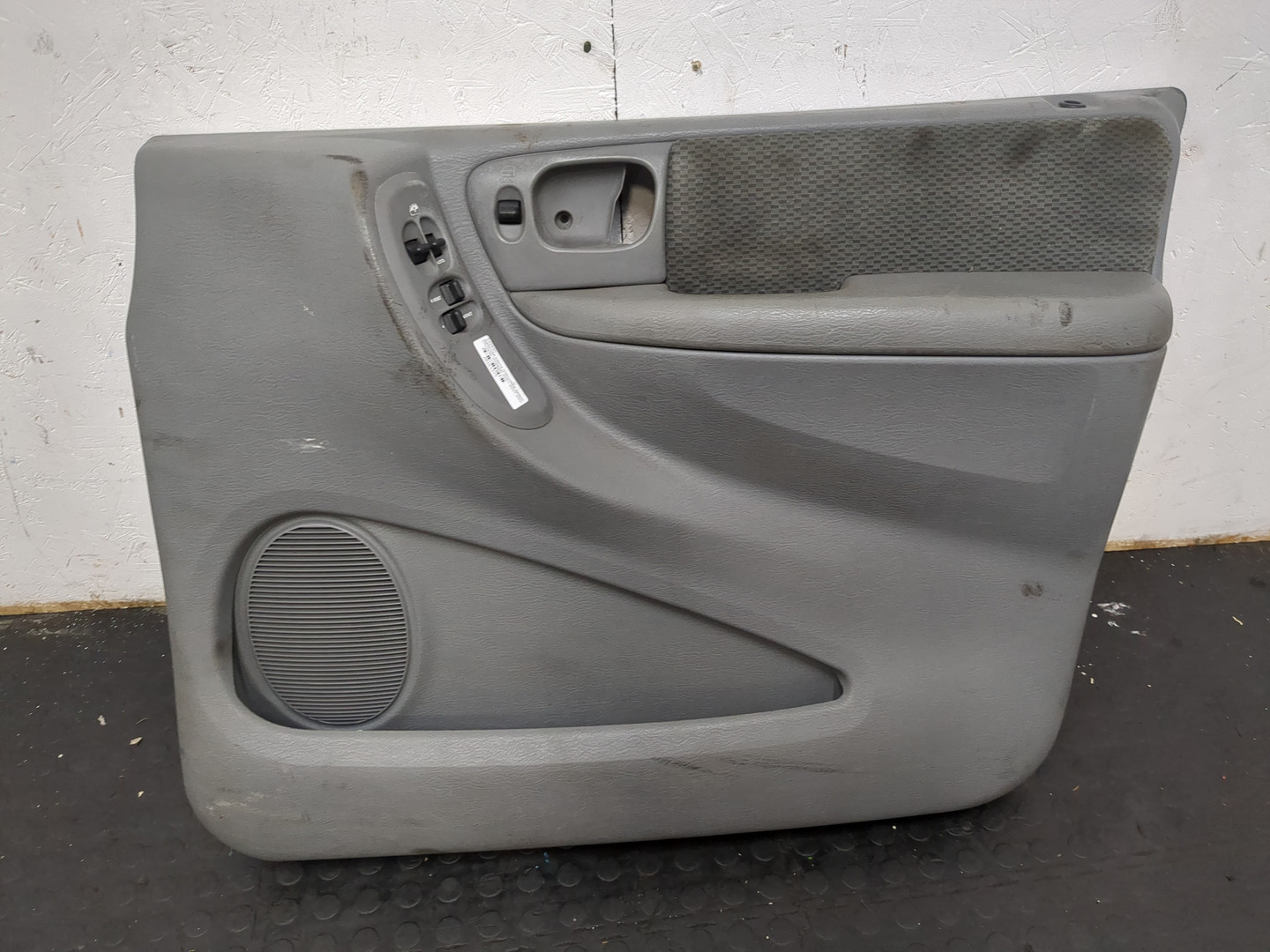 Обшивка двери передней правой