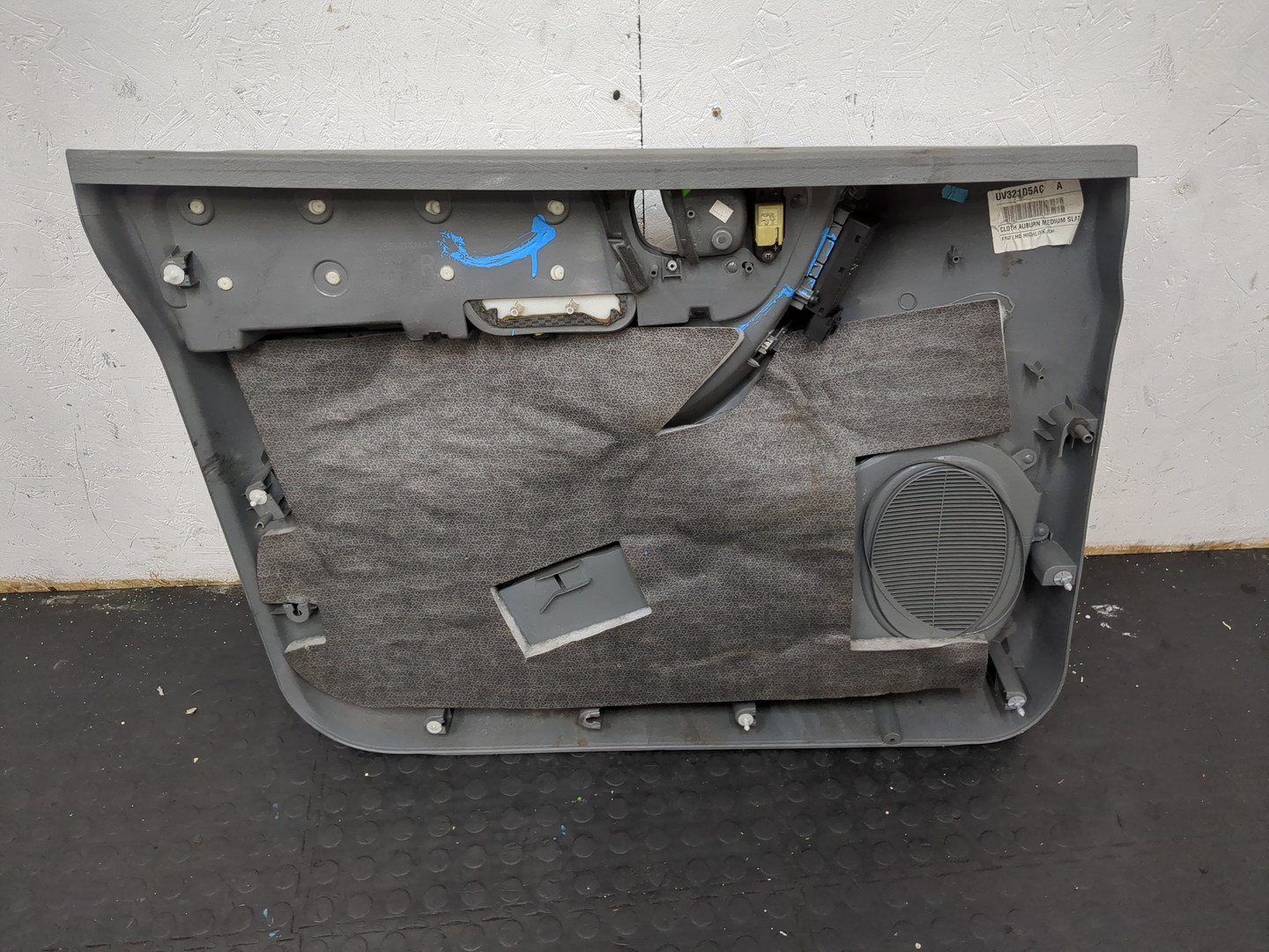 Обшивка двери передней правой