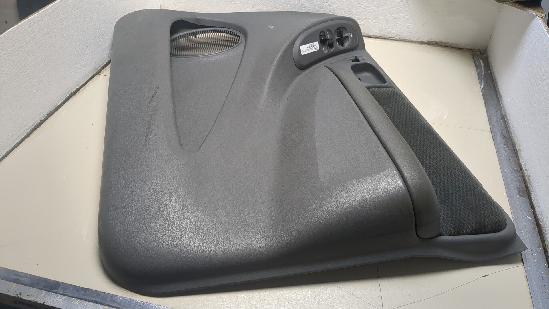 Обшивка двери передней правой