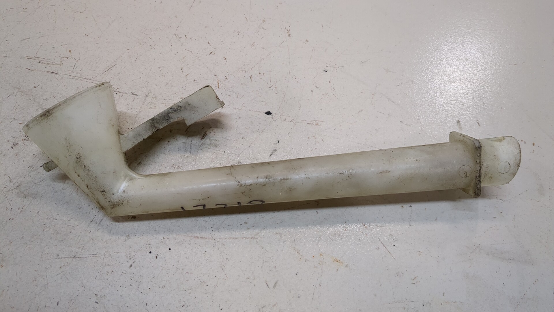 Горловина бачка омывателя