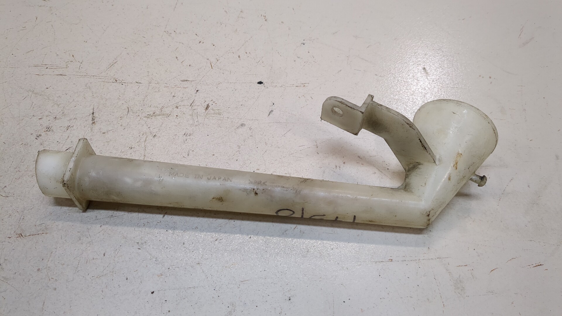 Горловина бачка омывателя