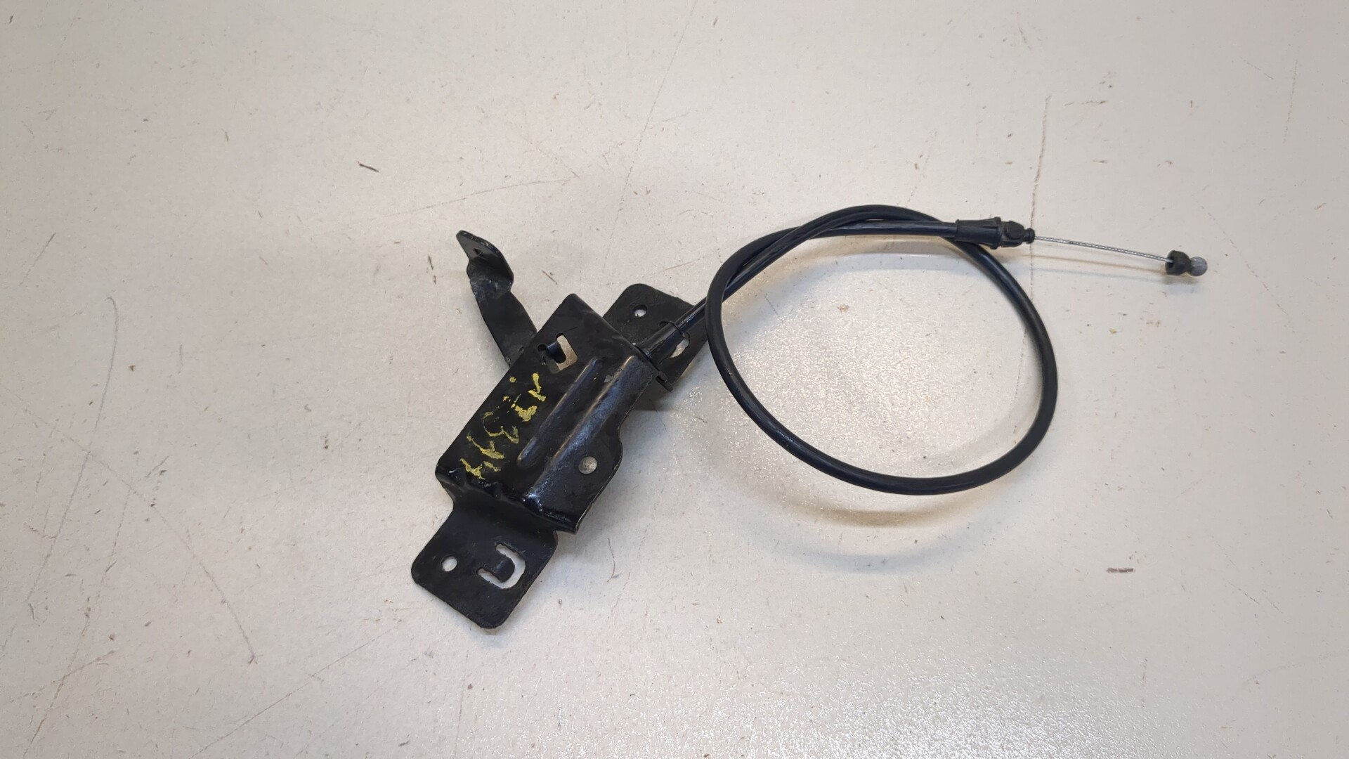 Замок капота