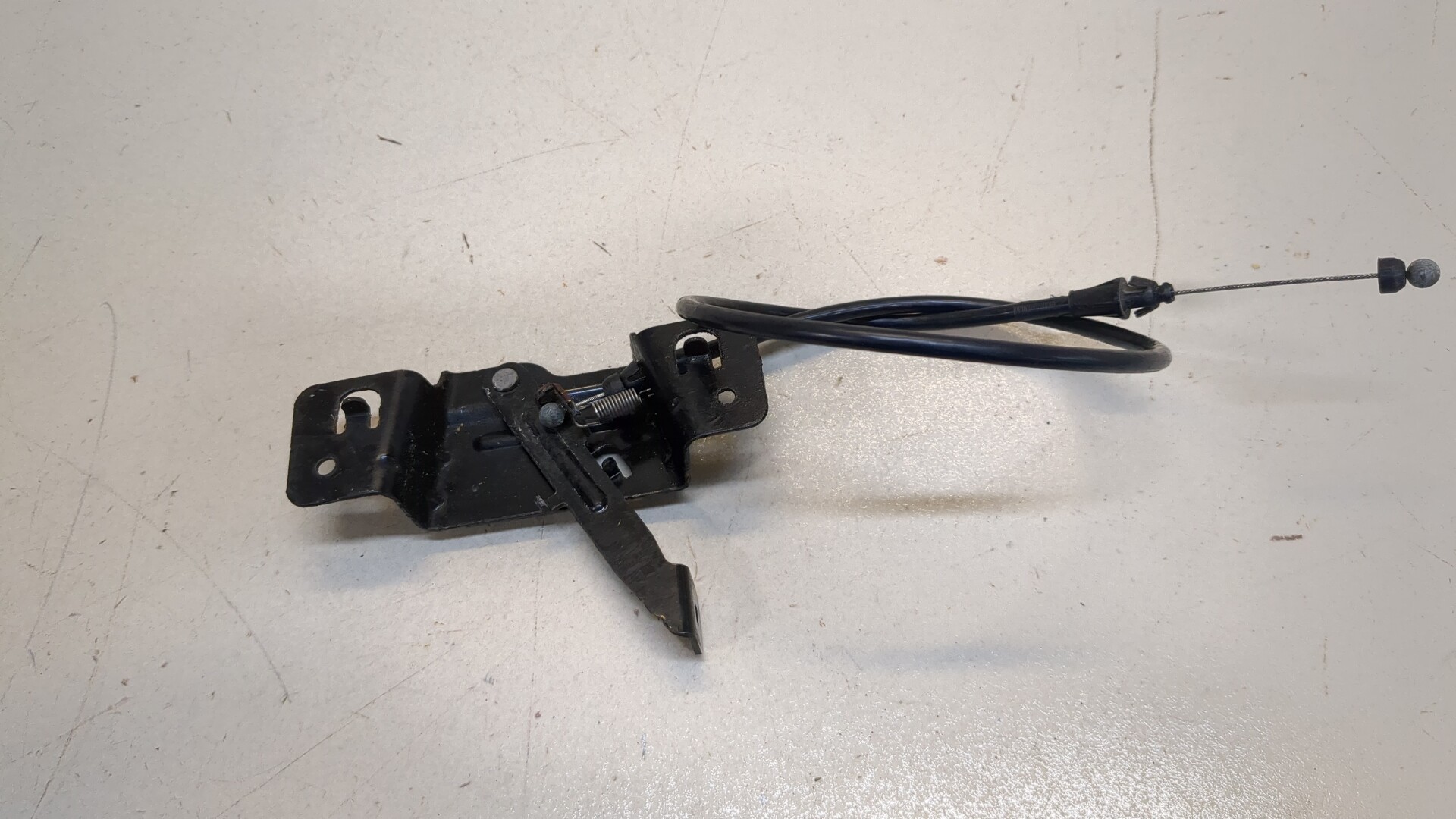 Замок капота