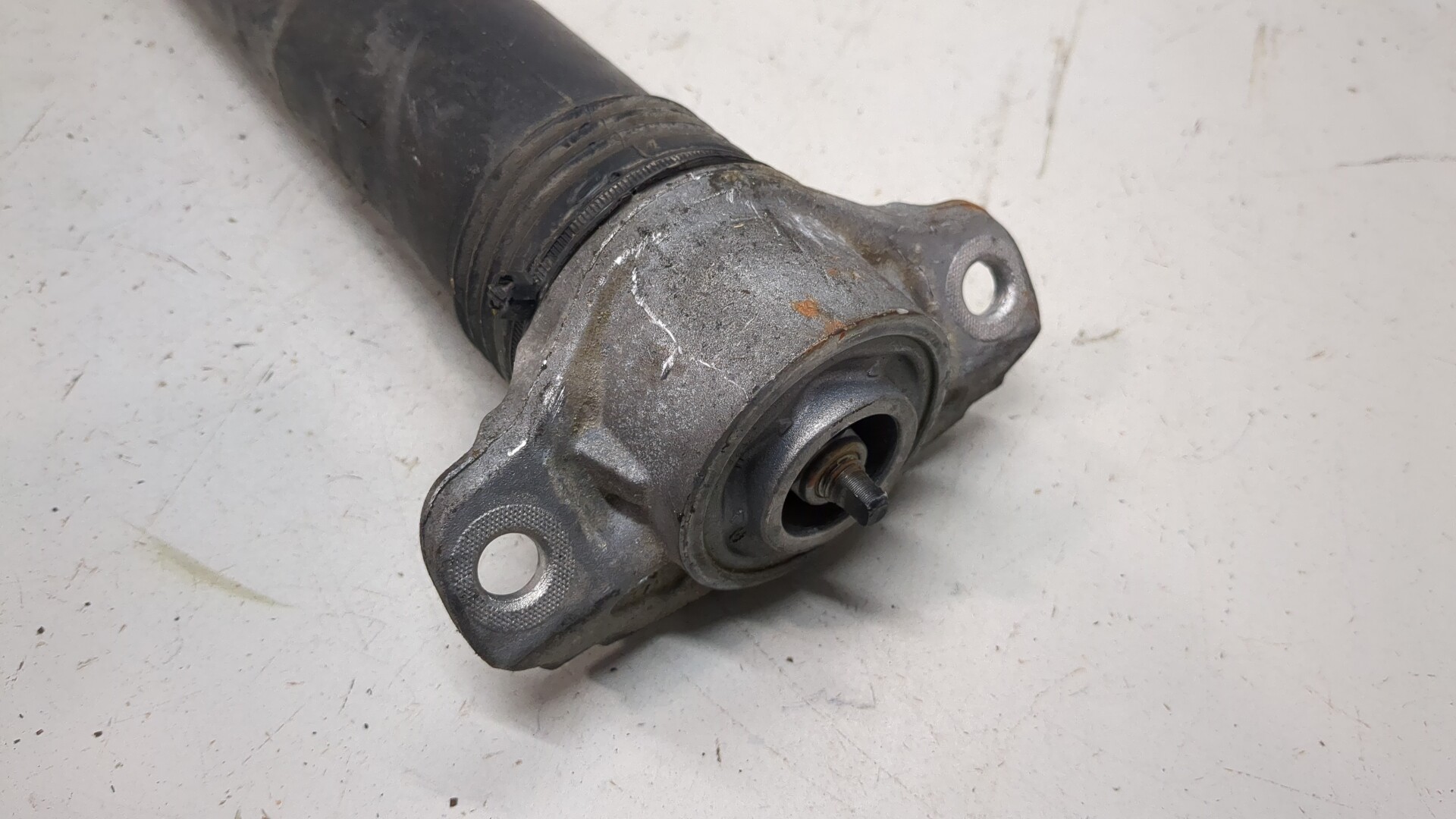 Амортизатор задний правый