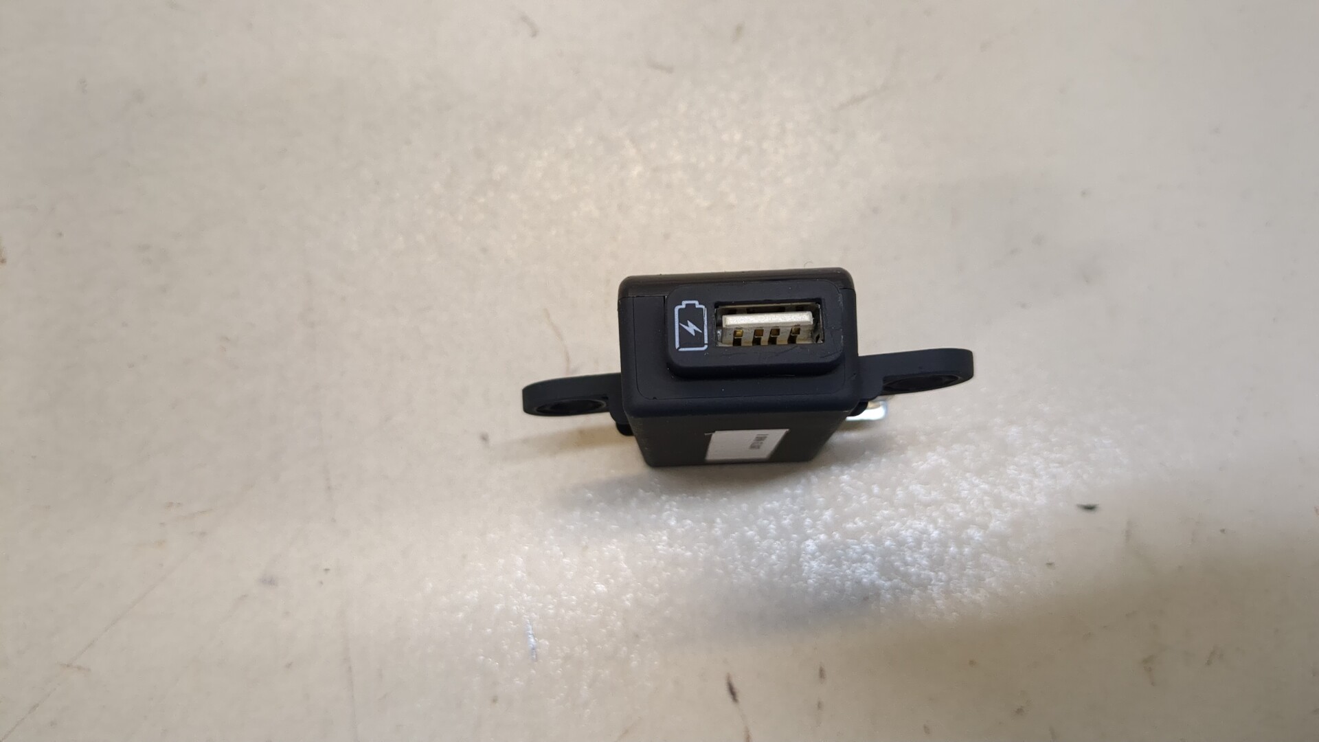 Гнездо AUX / USB IN