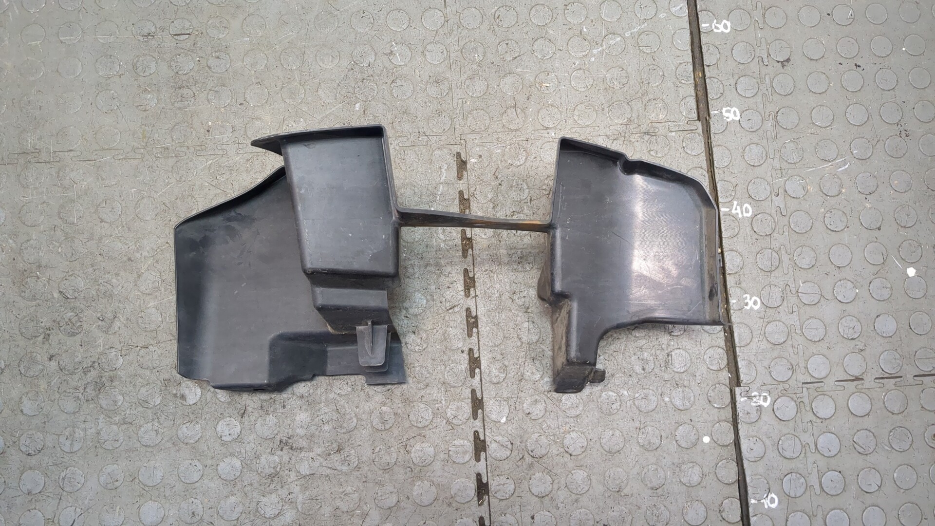 Воздуховод радиатора правый