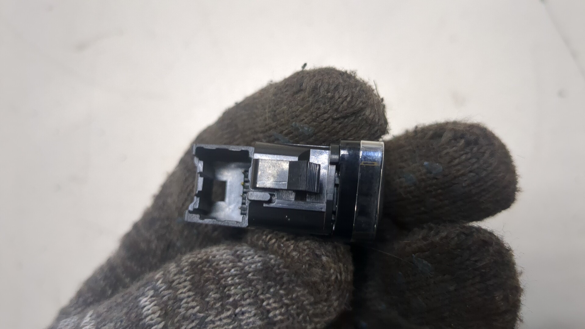 Кнопка открывания двери