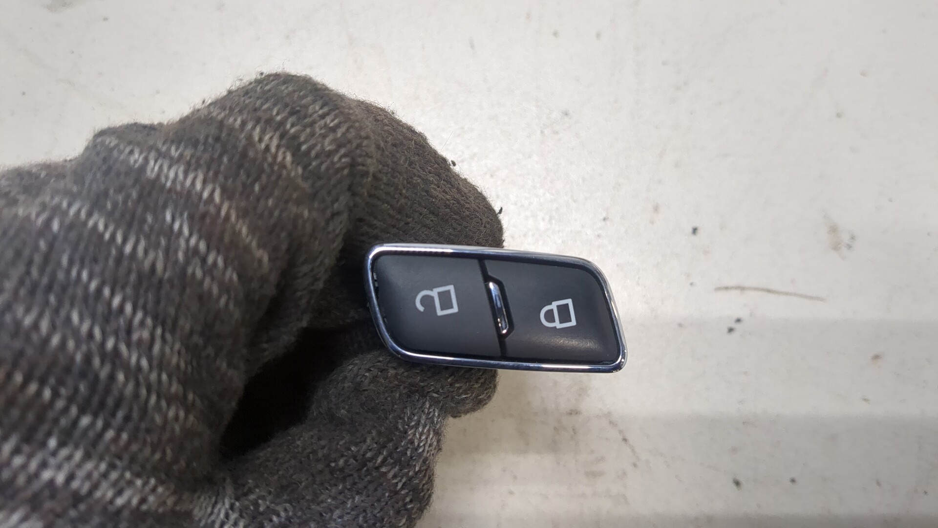 Кнопка открывания двери