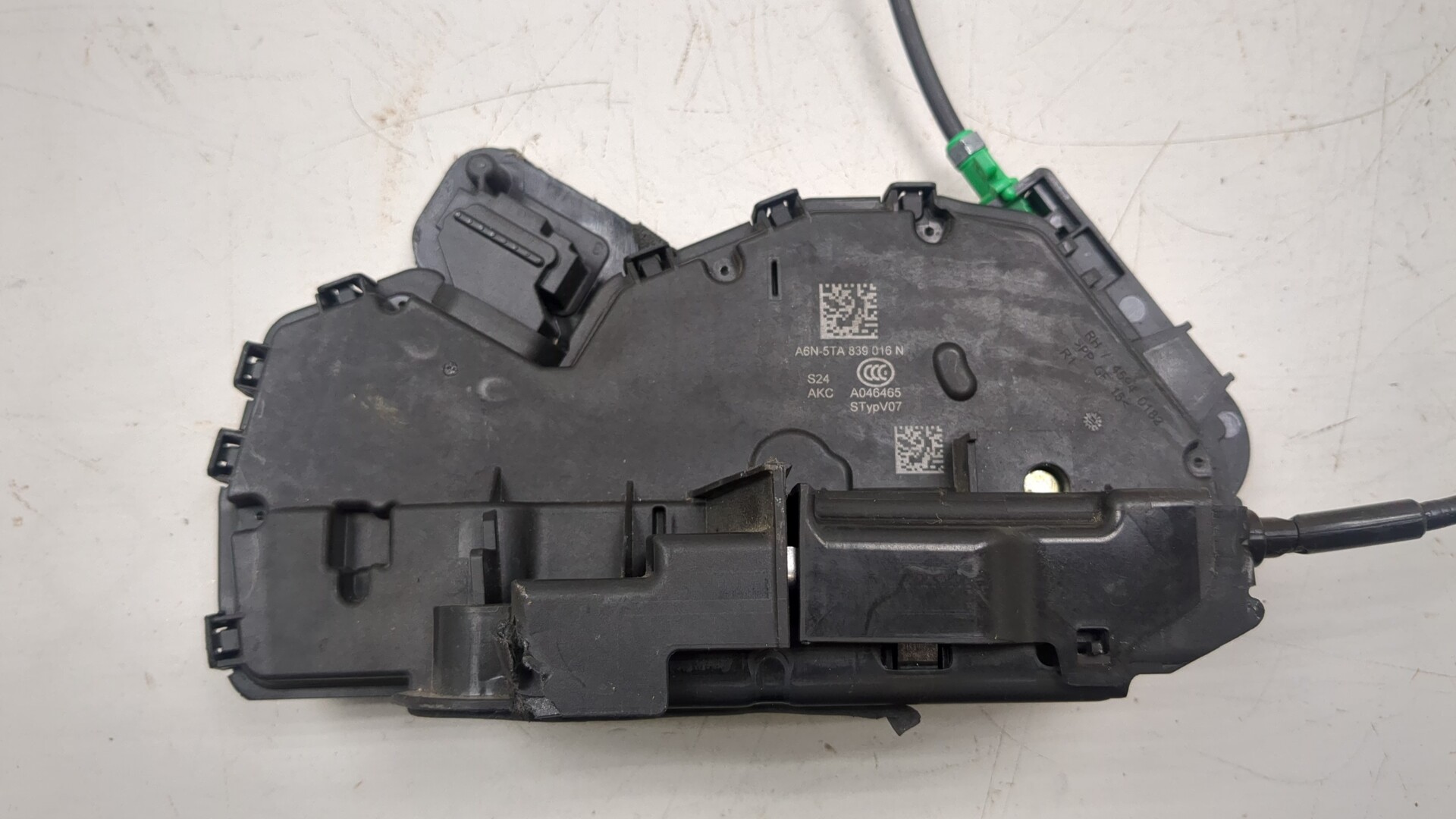 Замок двери передней правой